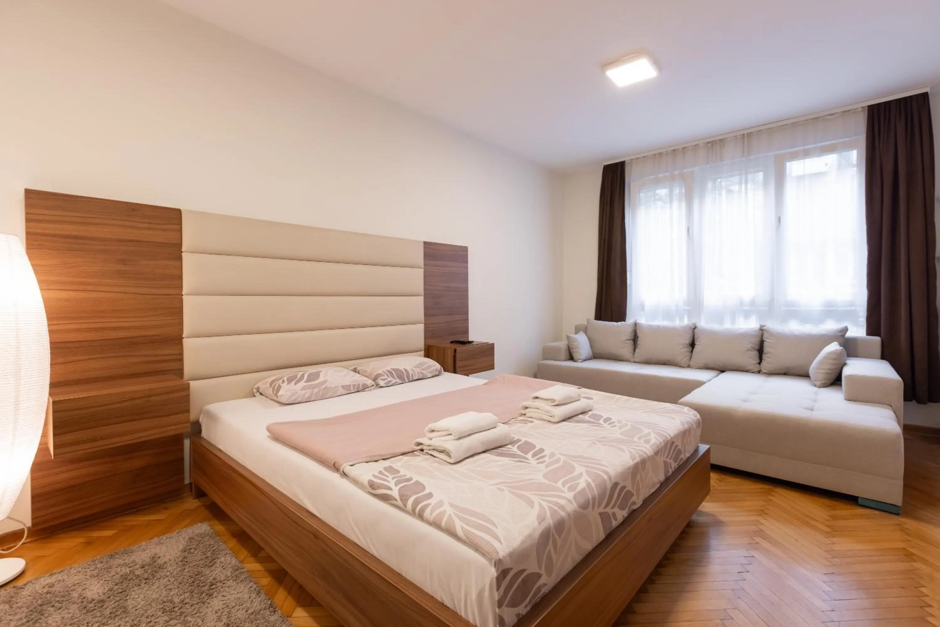 Bedroom, Bed in Central Park Apartments