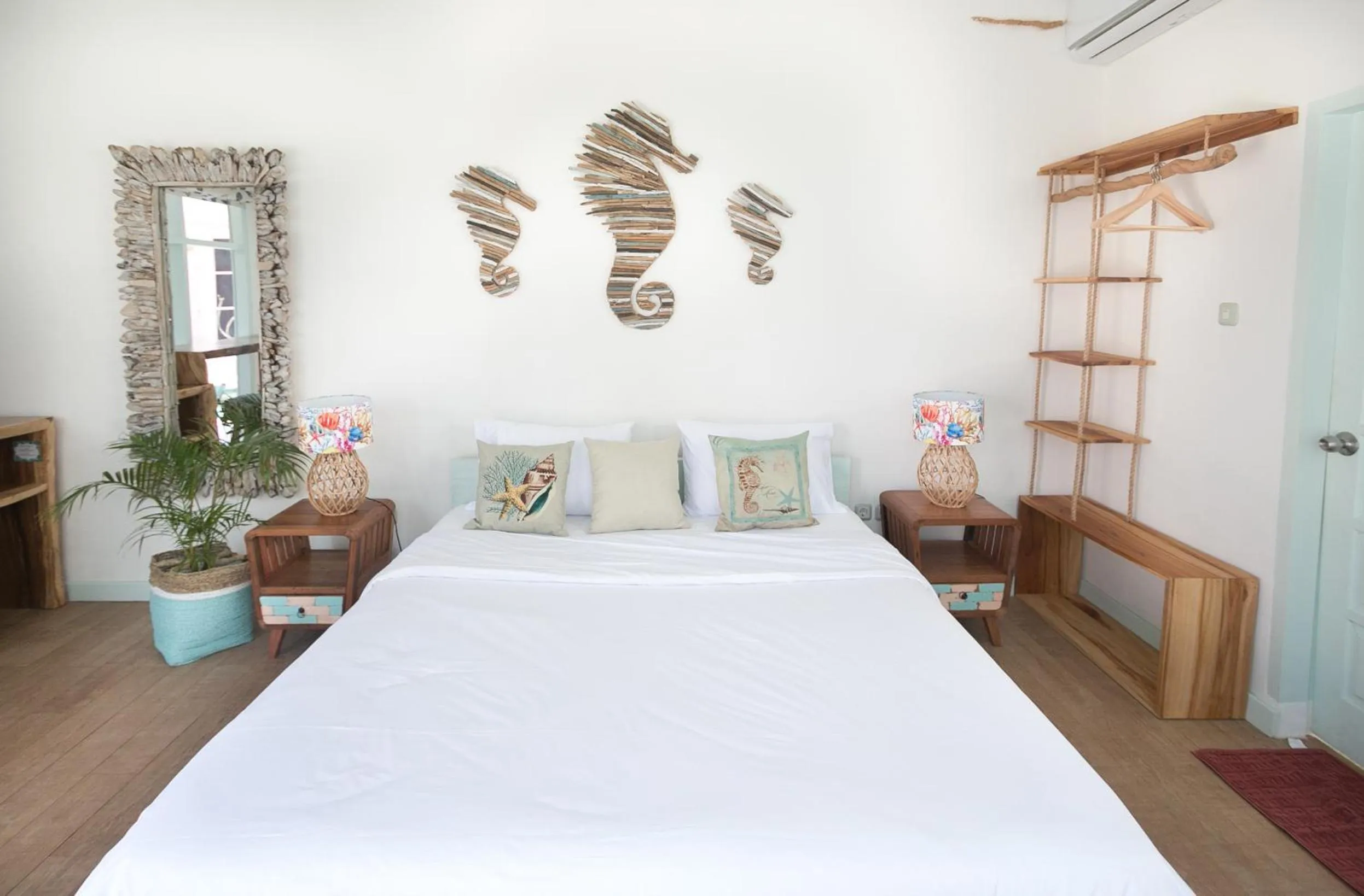 Photo of the whole room, Bed in Flamingo