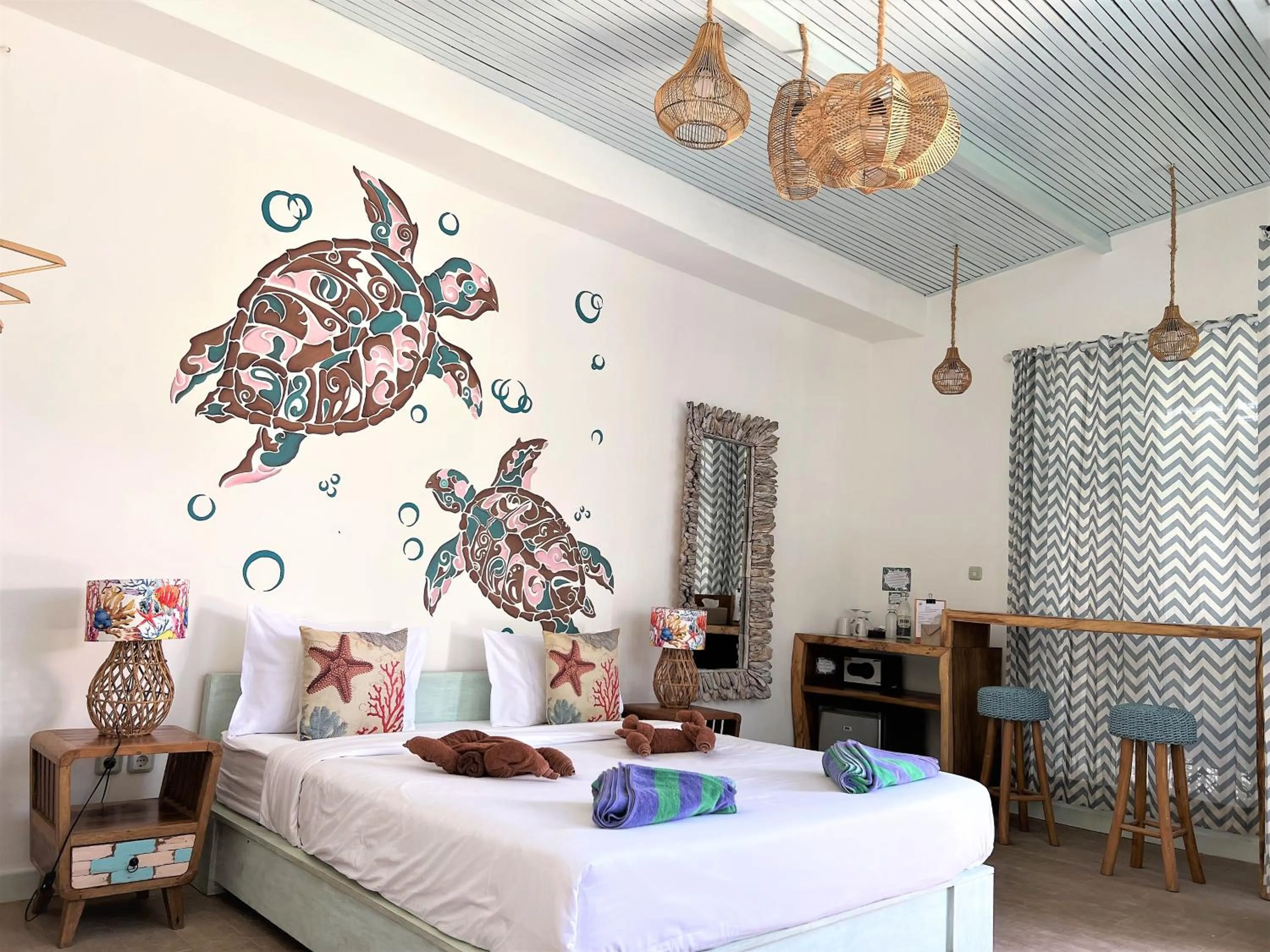 Photo of the whole room, Bed in Flamingo