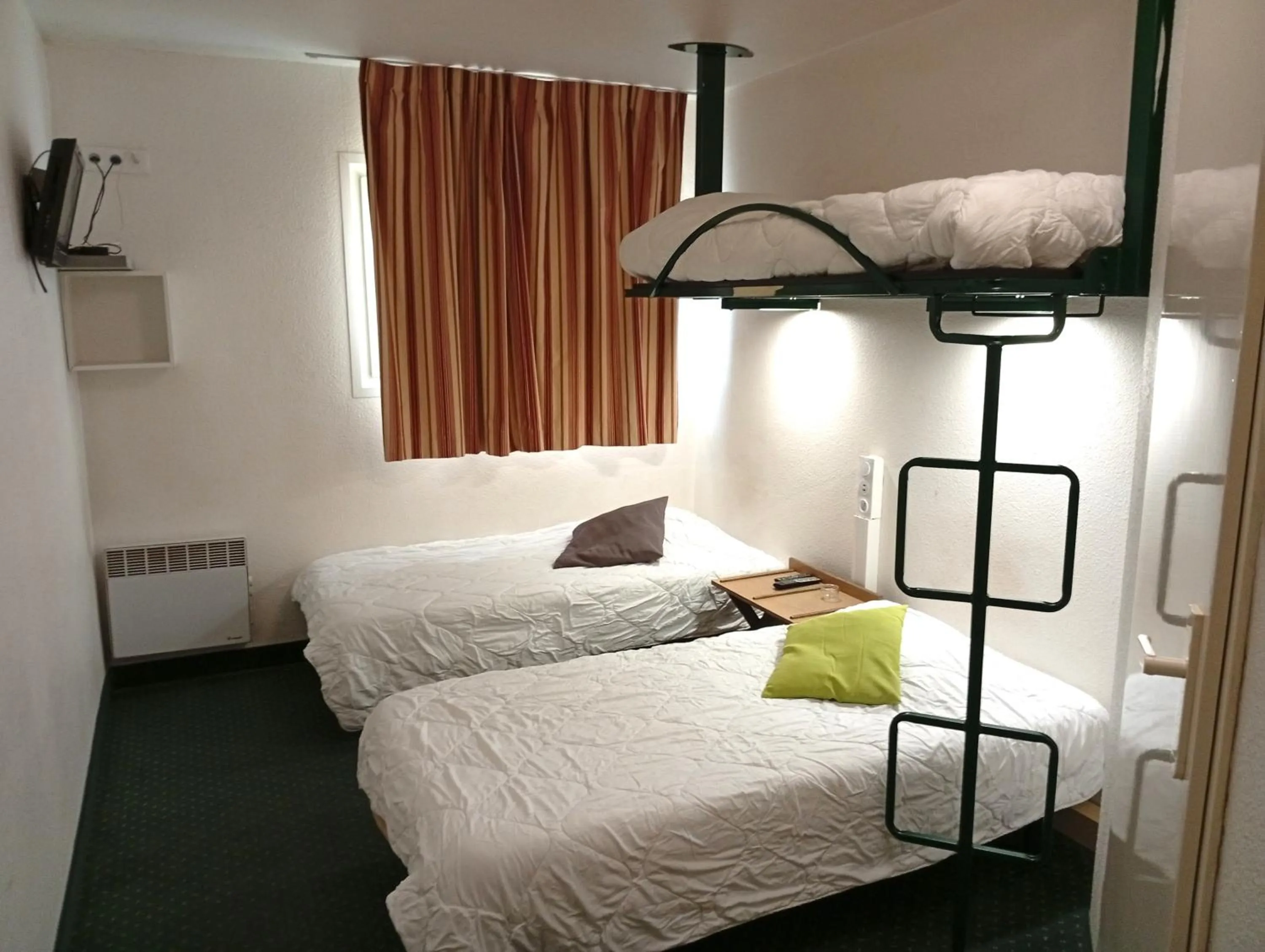 Bed in Good Night Hotel