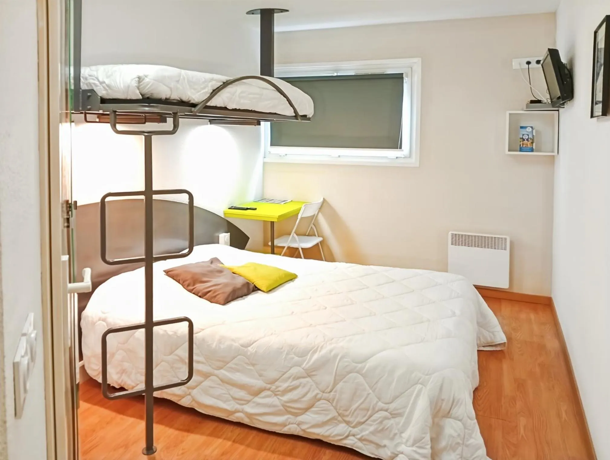 Bed in Good Night Hotel