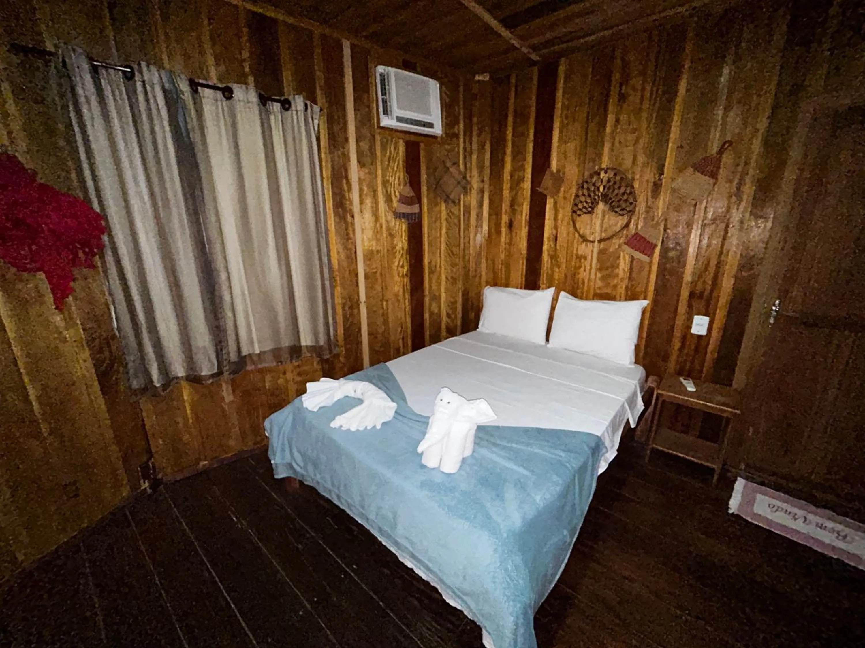 Bed in Vista do Lago Jungle Lodge