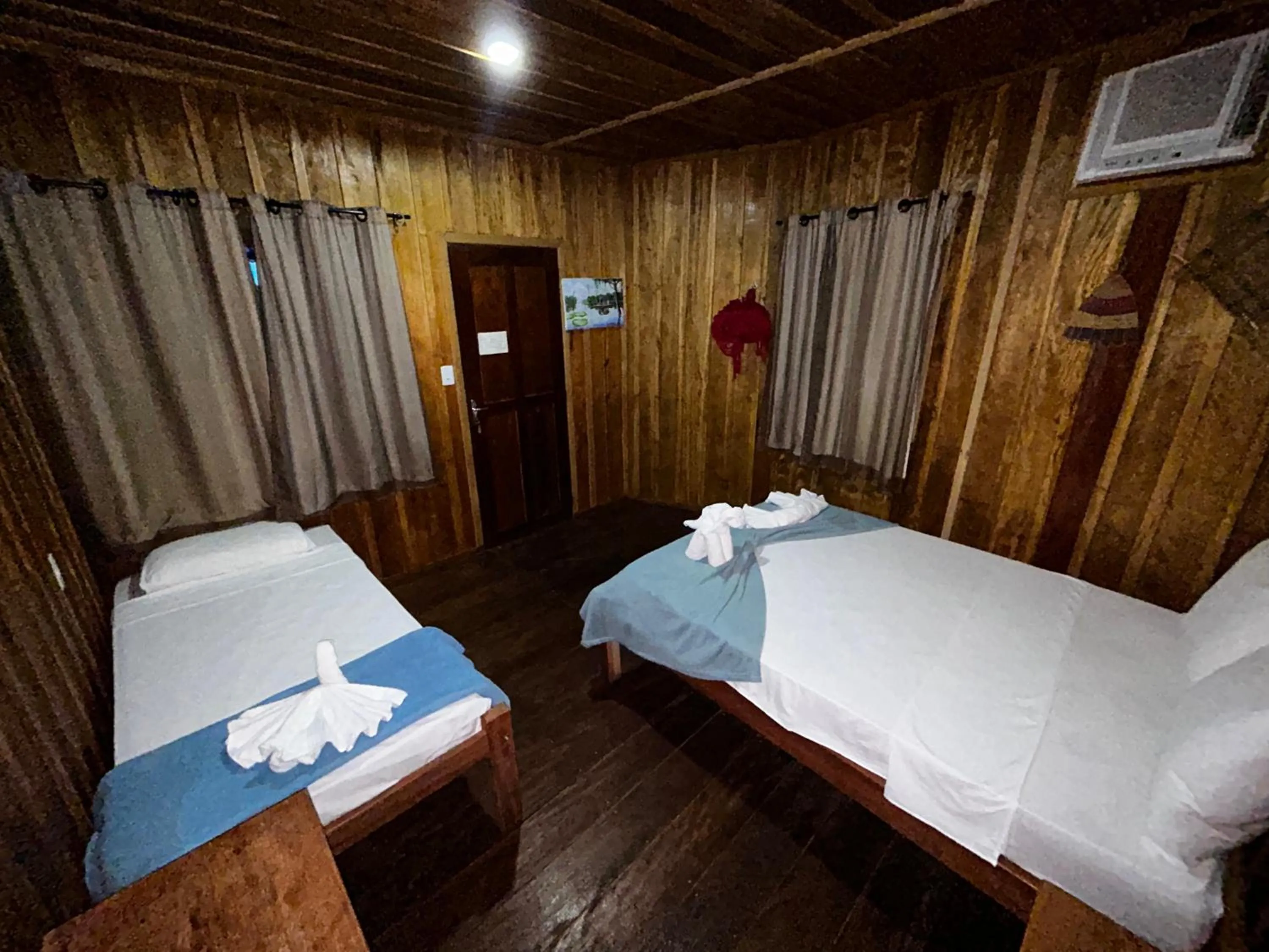 Bed in Vista do Lago Jungle Lodge