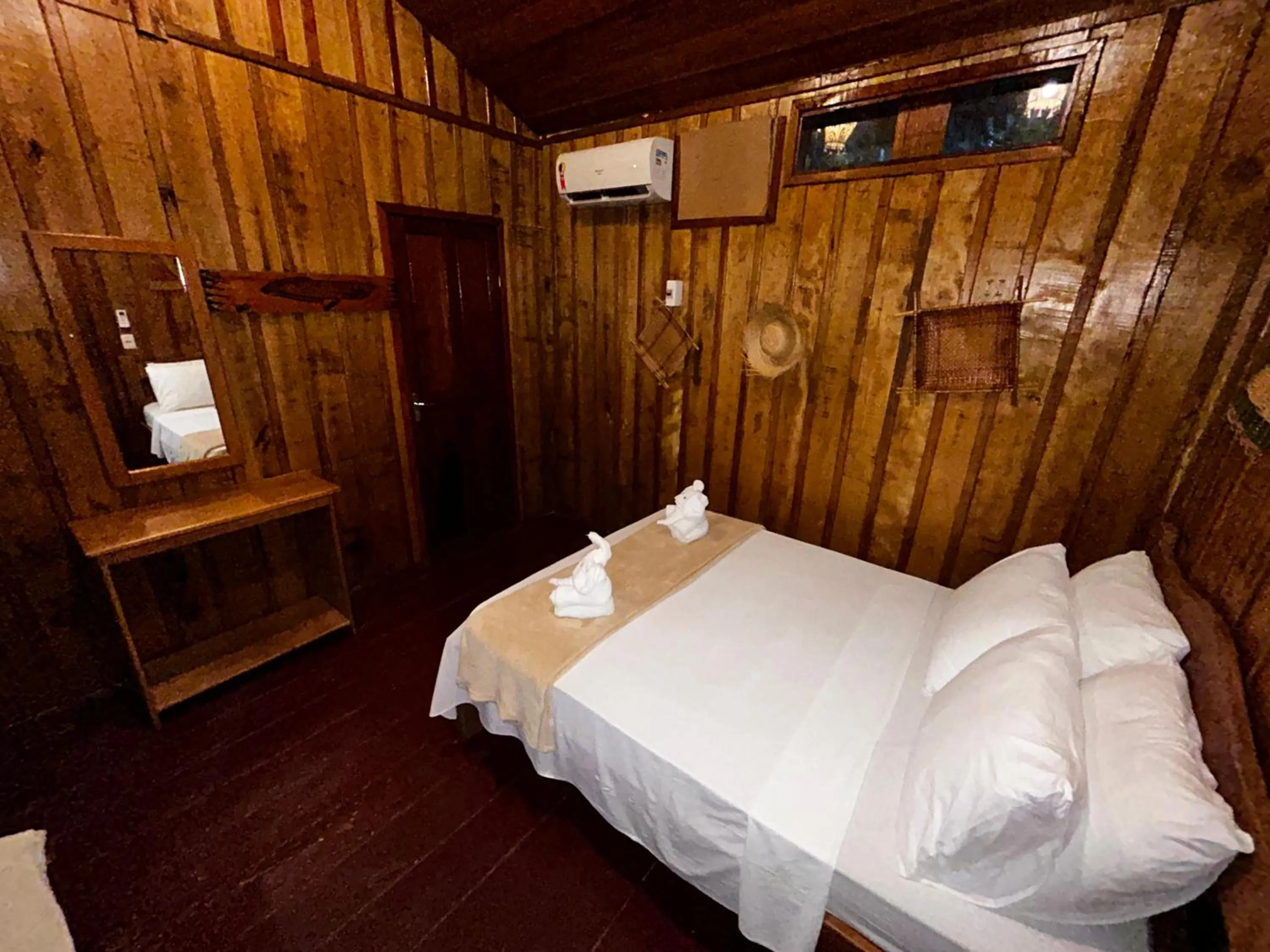 Photo of the whole room, Bed in Vista do Lago Jungle Lodge