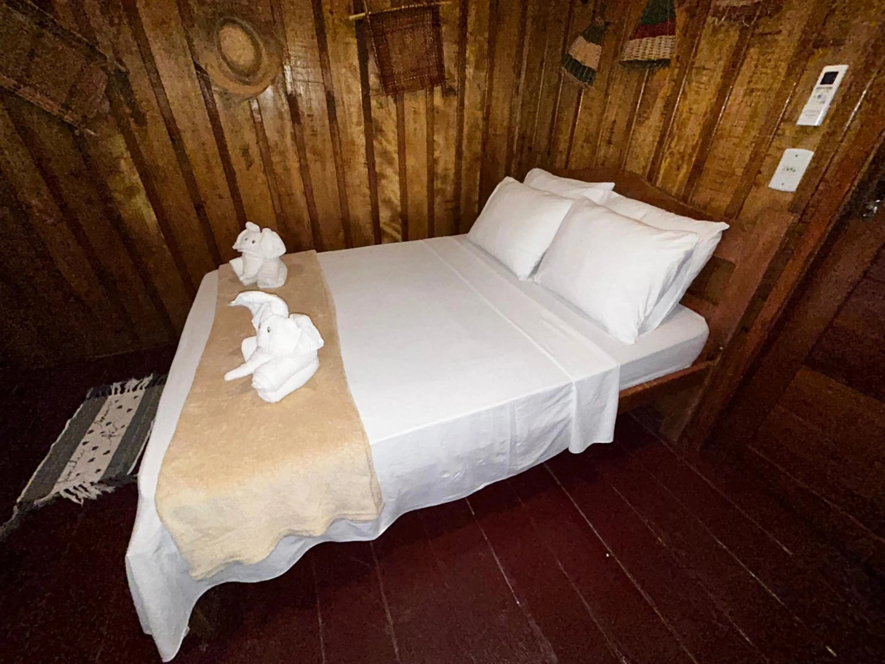 Bed in Vista do Lago Jungle Lodge