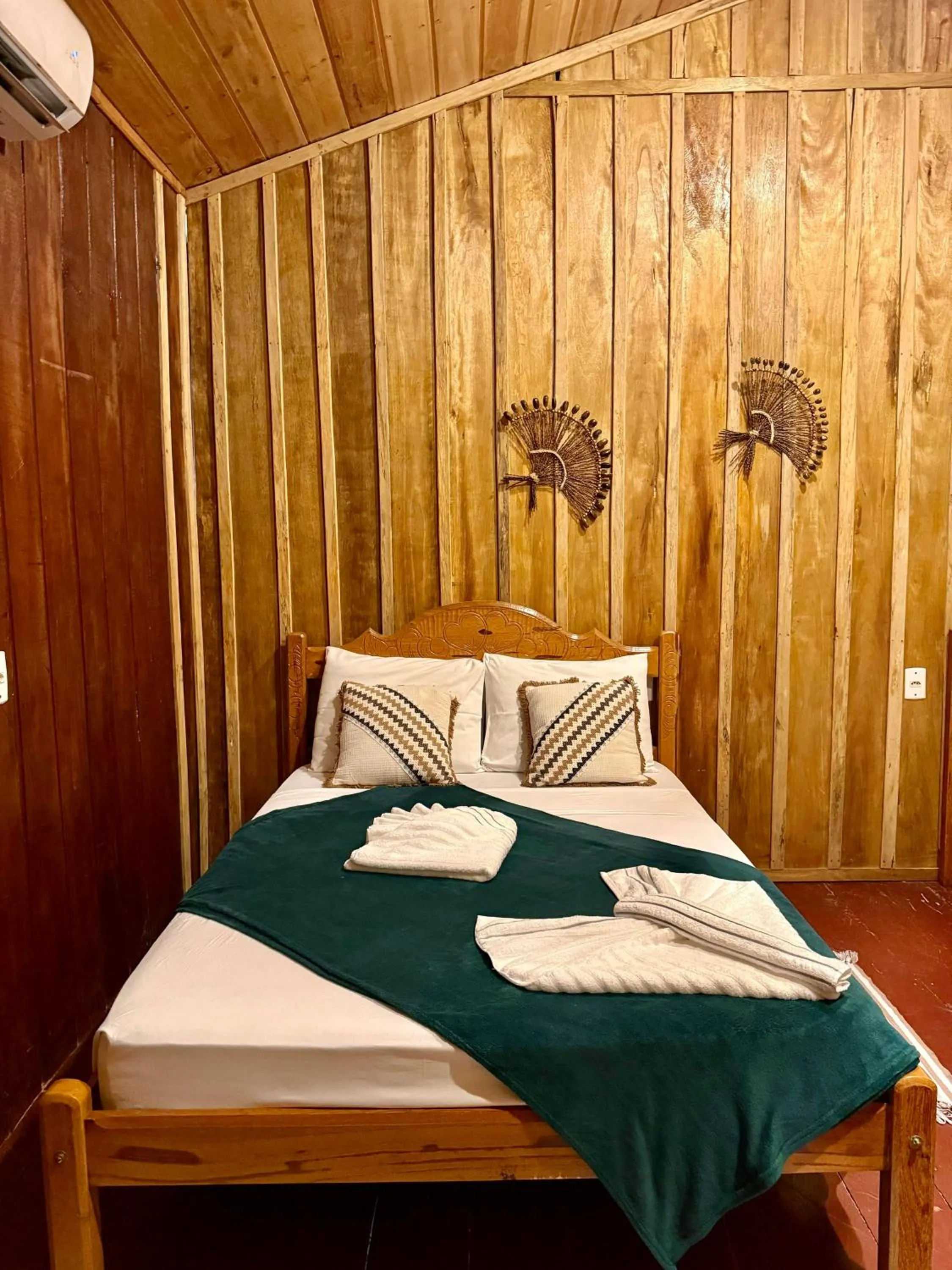 Bed in Vista do Lago Jungle Lodge