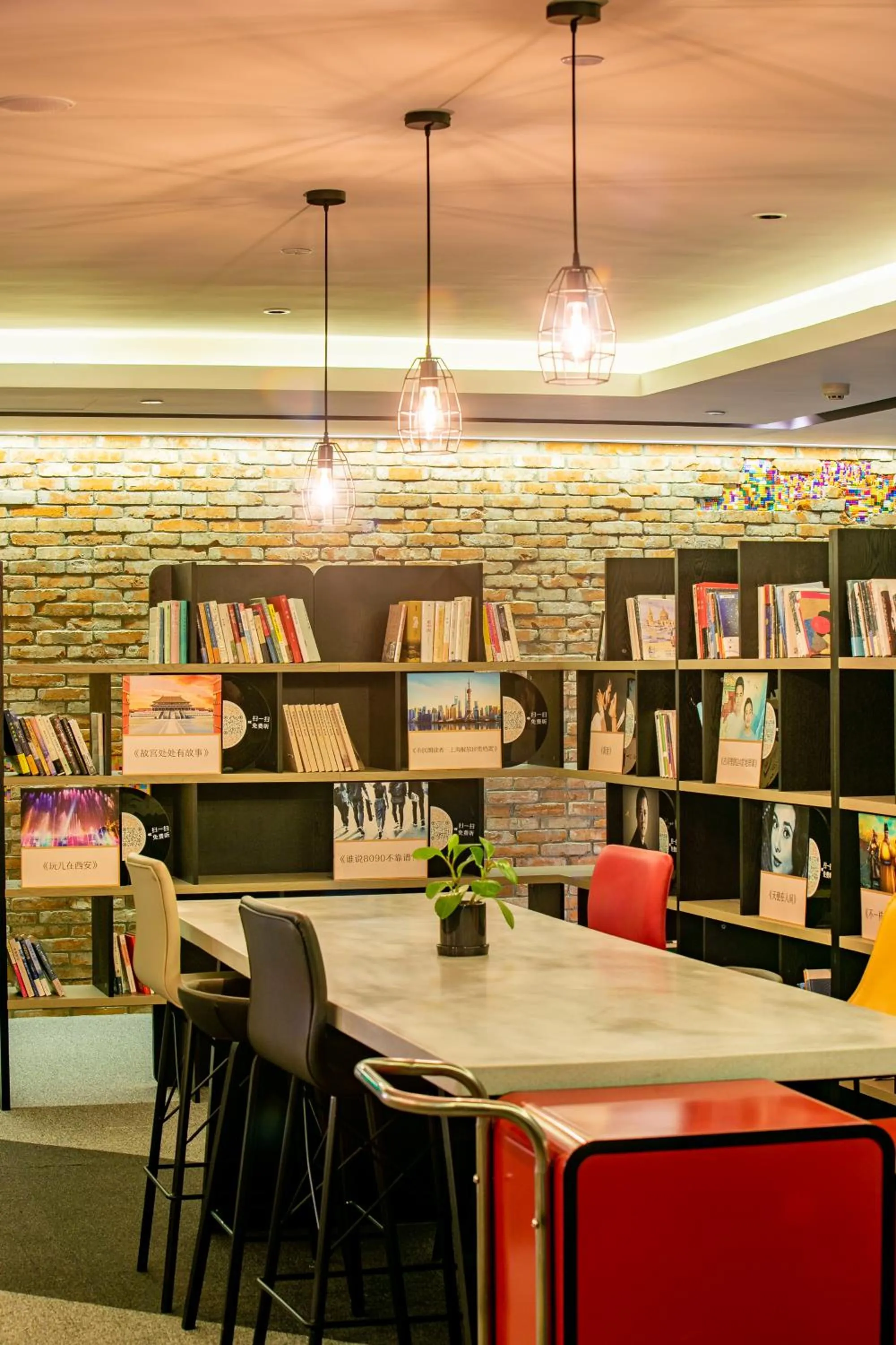 Library in Jinmao Hotel Xi'an Downtown ( Bell & Drum Tower)