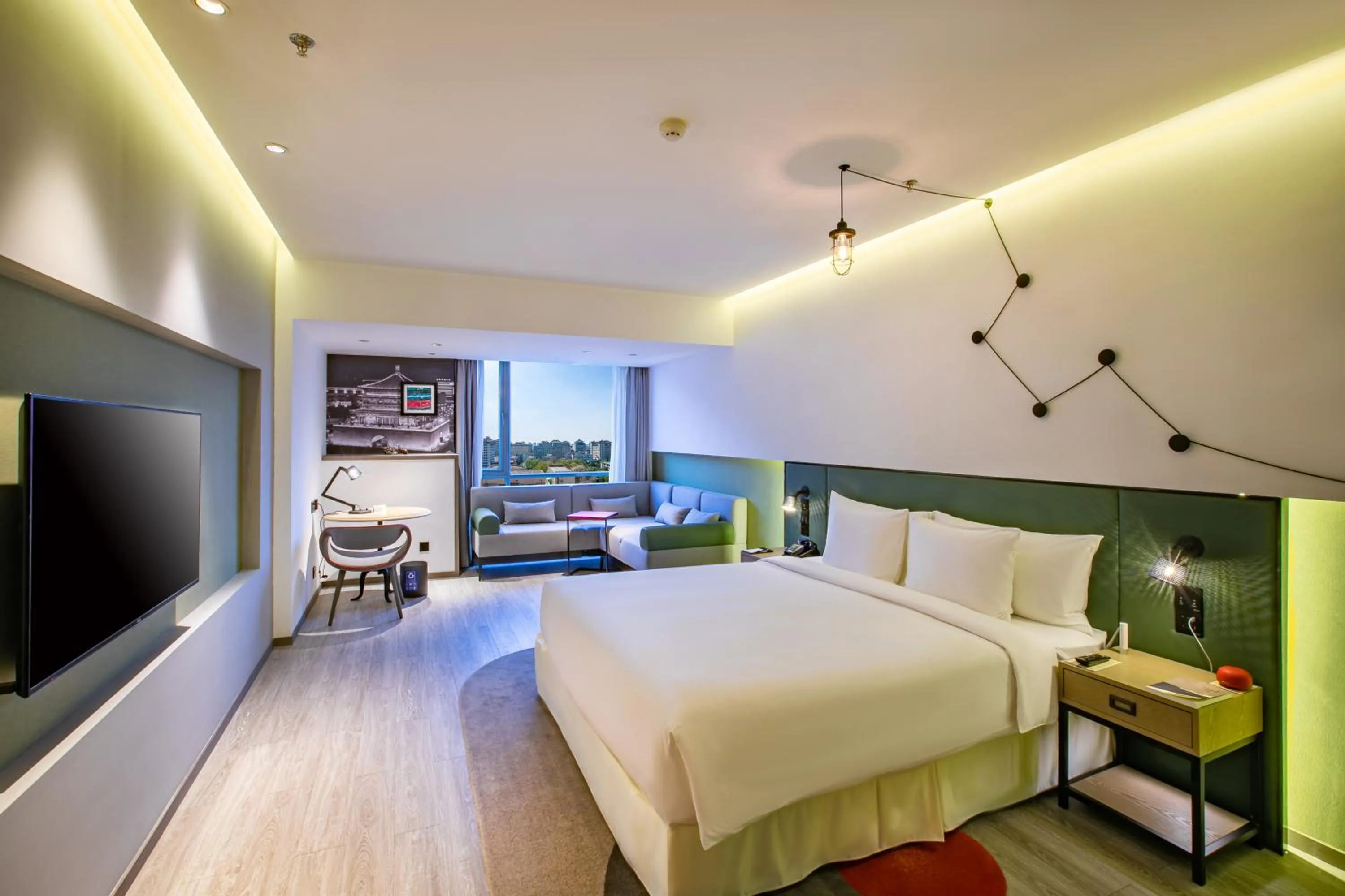 Photo of the whole room, Bed in Jinmao Hotel Xi'an Downtown ( Bell & Drum Tower)