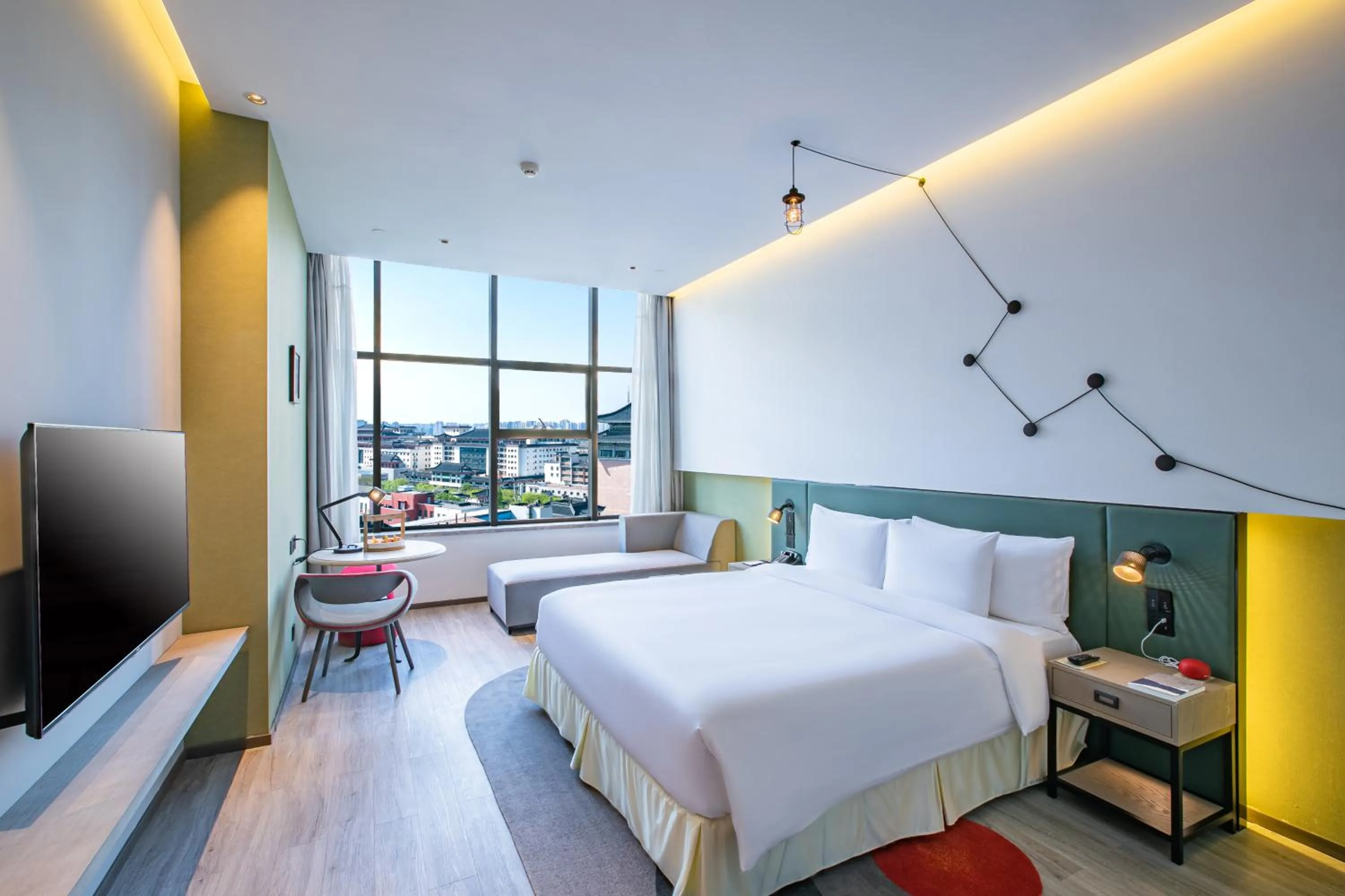 Photo of the whole room, Bed in Jinmao Hotel Xi'an Downtown ( Bell & Drum Tower)