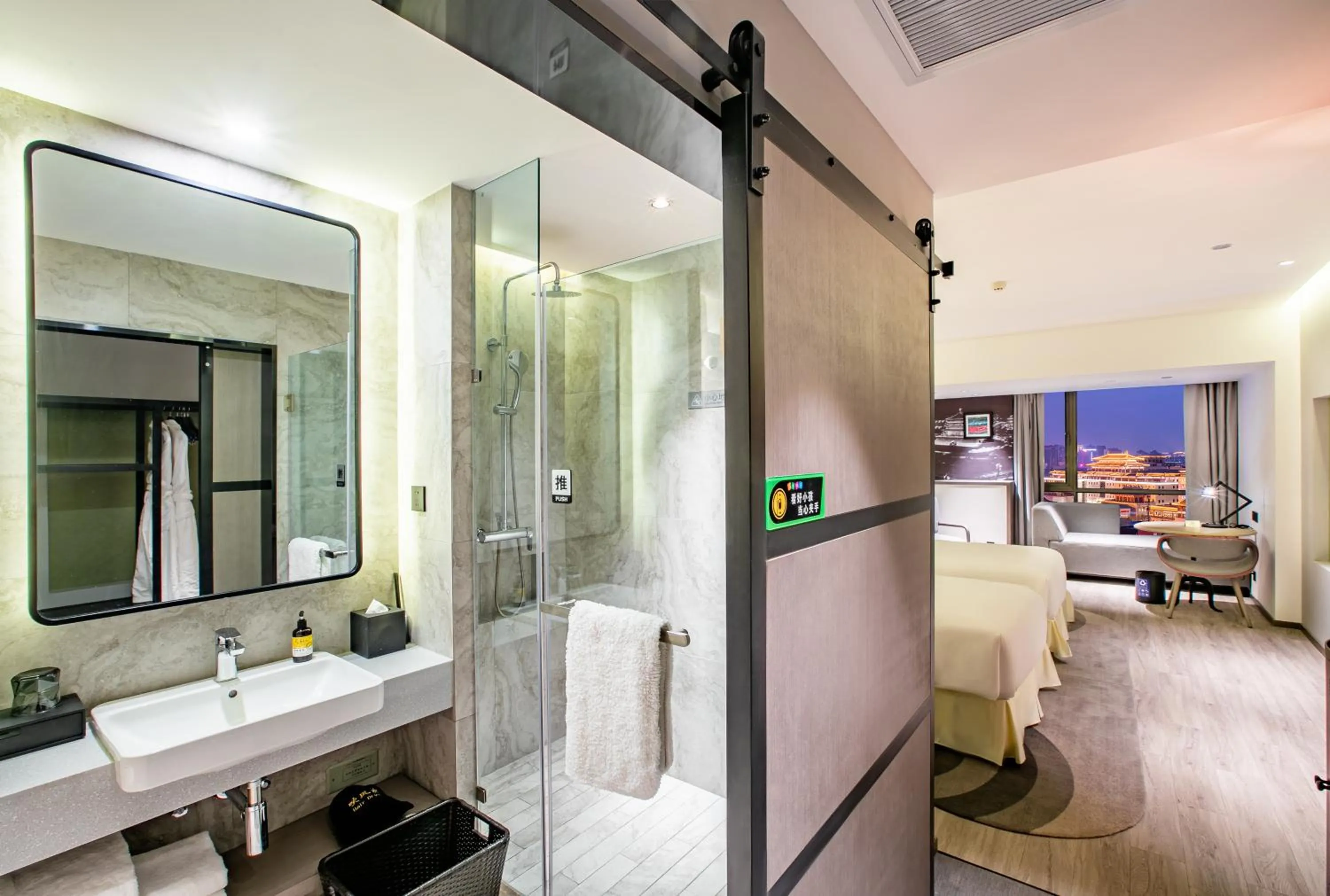 Bathroom in Jinmao Hotel Xi'an Downtown ( Bell & Drum Tower)