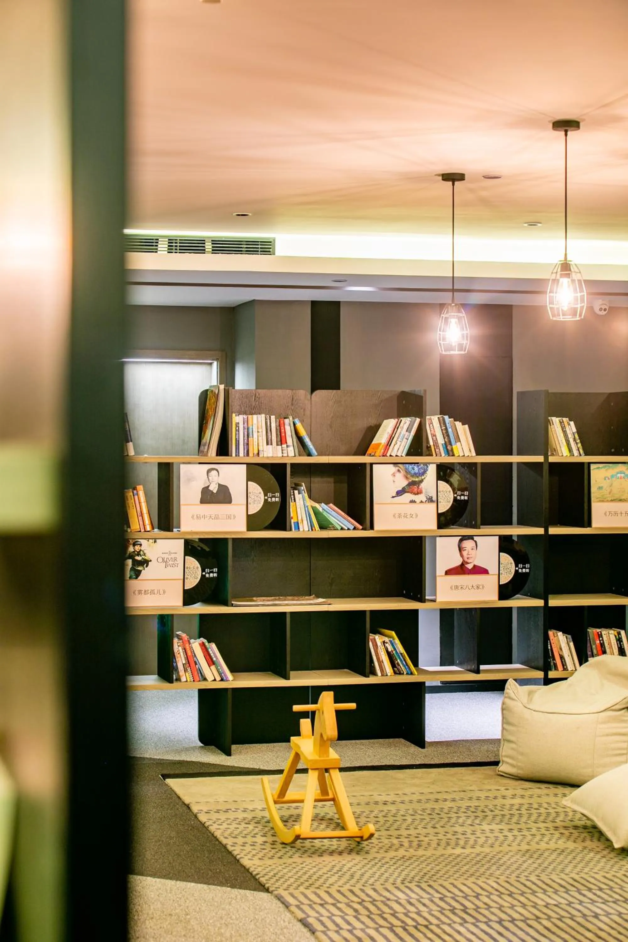 Library, Bed in Jinmao Hotel Xi'an Downtown ( Bell & Drum Tower)