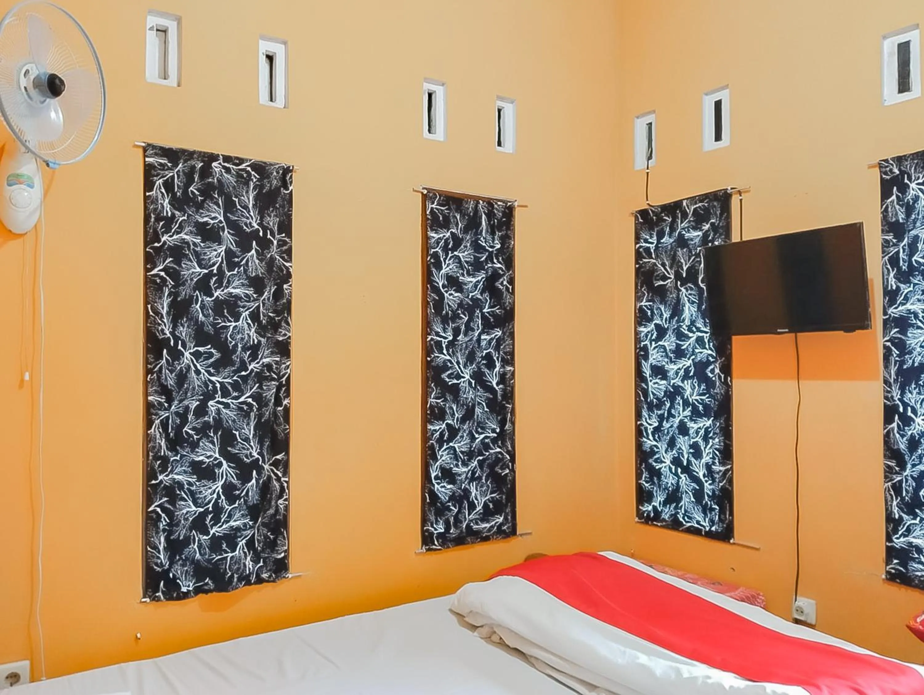 Bedroom, Bed in RedDoorz at Rita Guesthouse Pangandaran