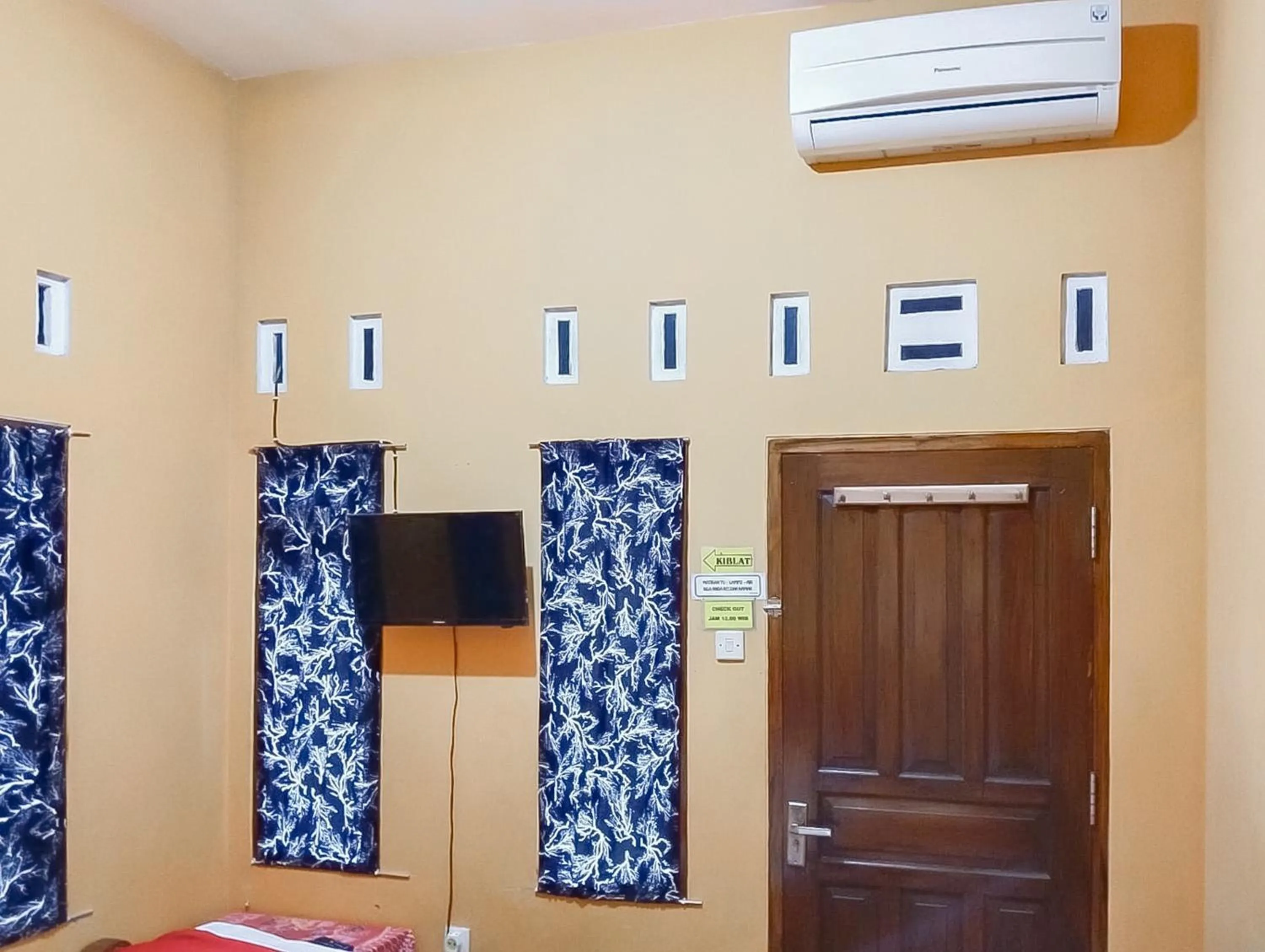 TV and multimedia in RedDoorz at Rita Guesthouse Pangandaran