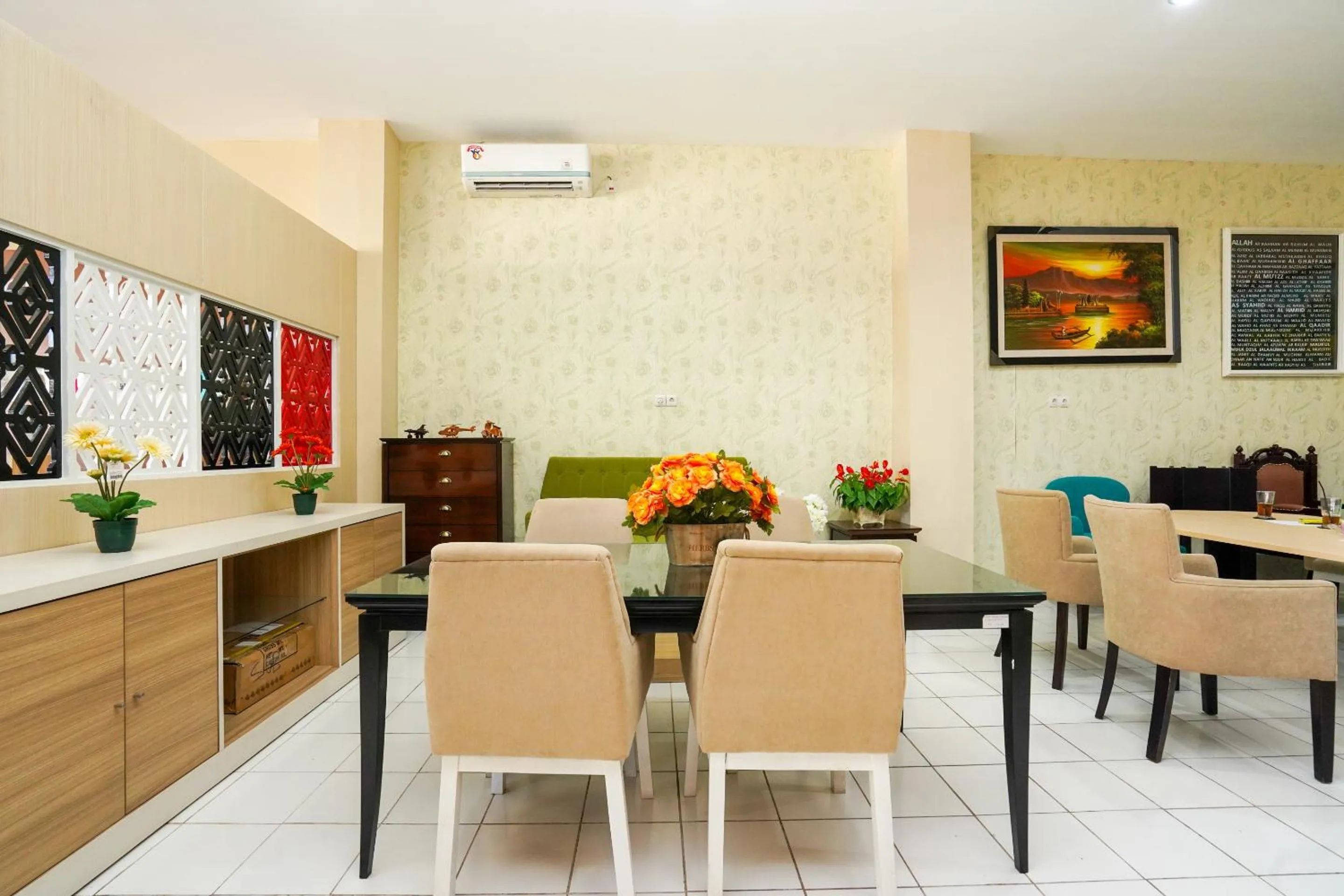 Seating area in Hotel O Surabaya near Surabaya Town Square formerly Kupang Gunung Residence