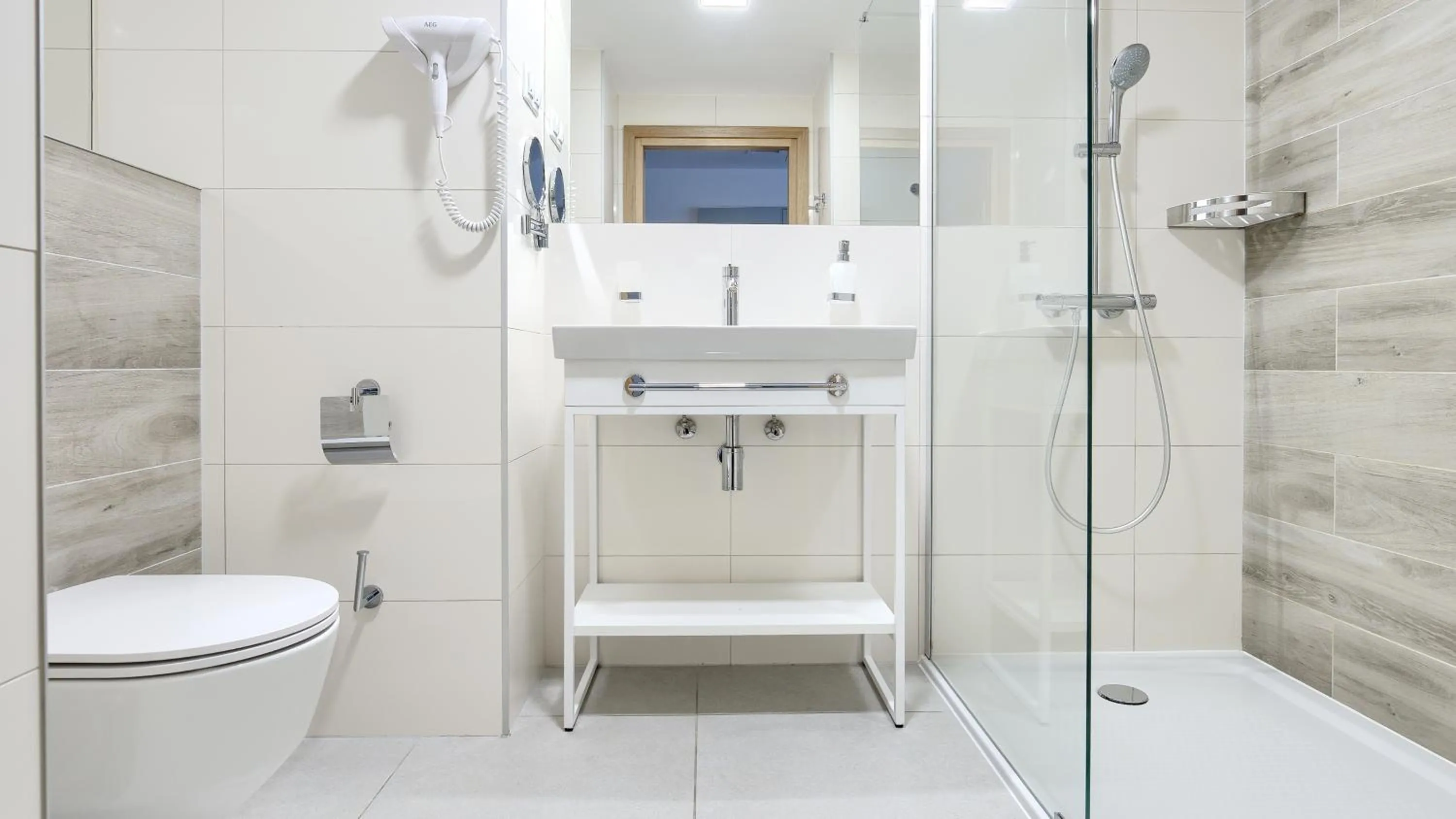 Shower in Seaside Kołobrzeg, Sun & Snow