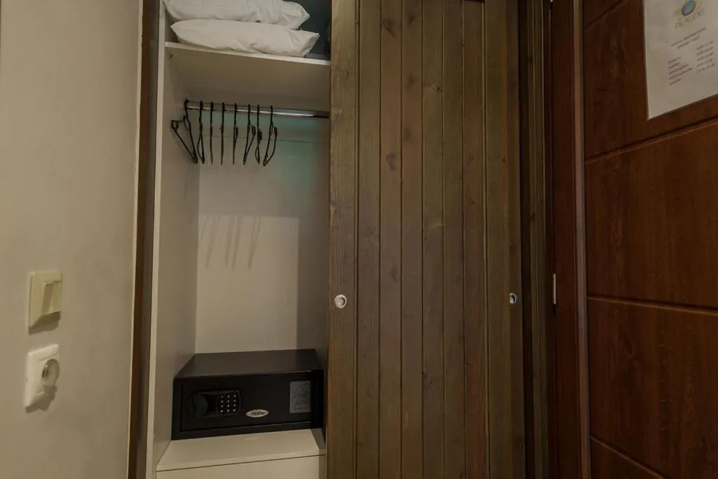 Photo of the whole room in Hotel Pilalidis