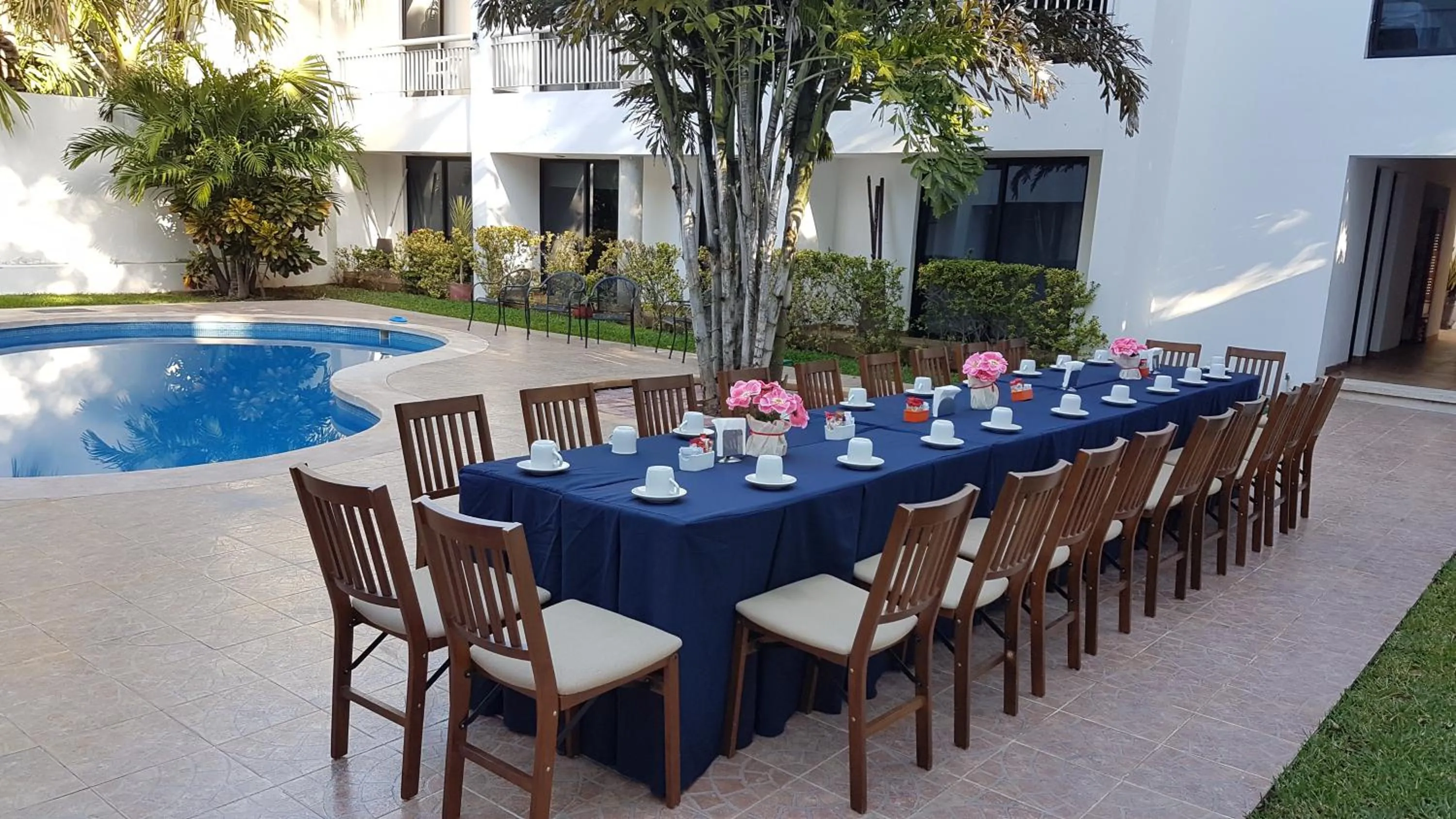 Restaurant/places to eat in Hotel Holly