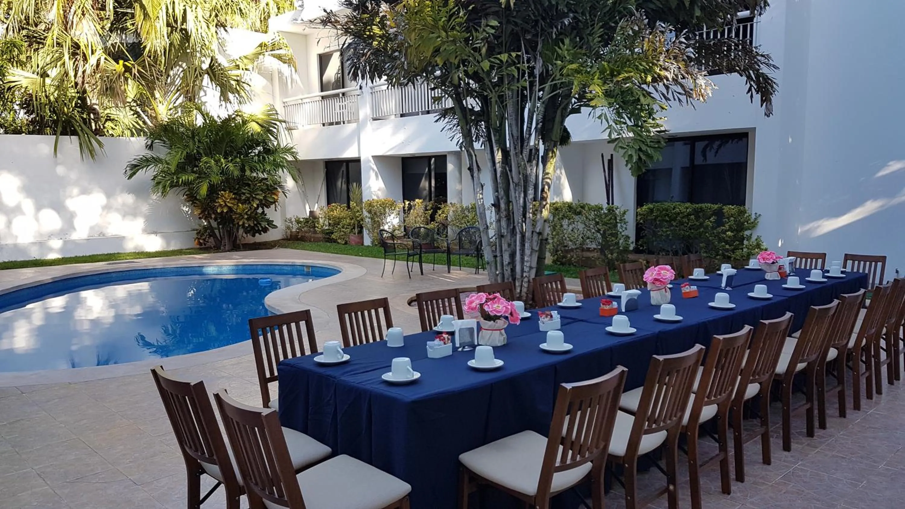 Restaurant/places to eat in Hotel Holly