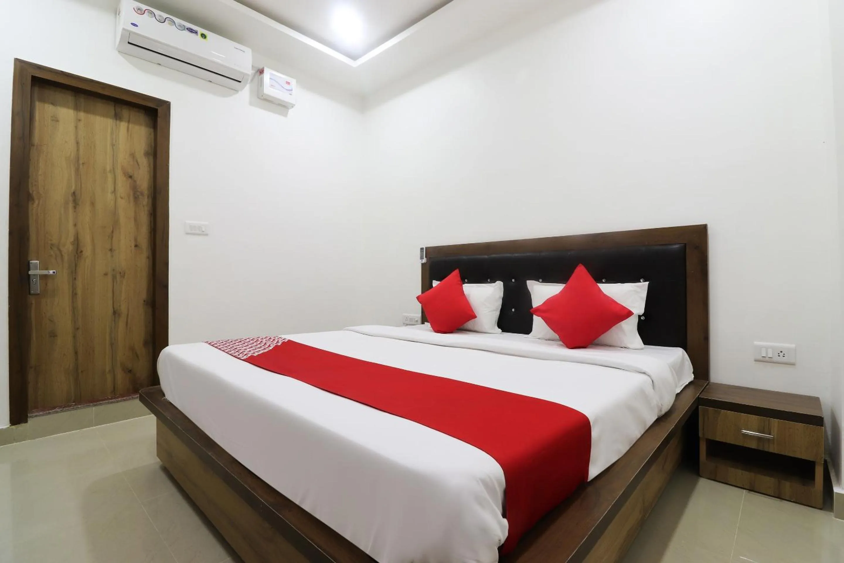 Bedroom in Hotel O Vrindravan Inn