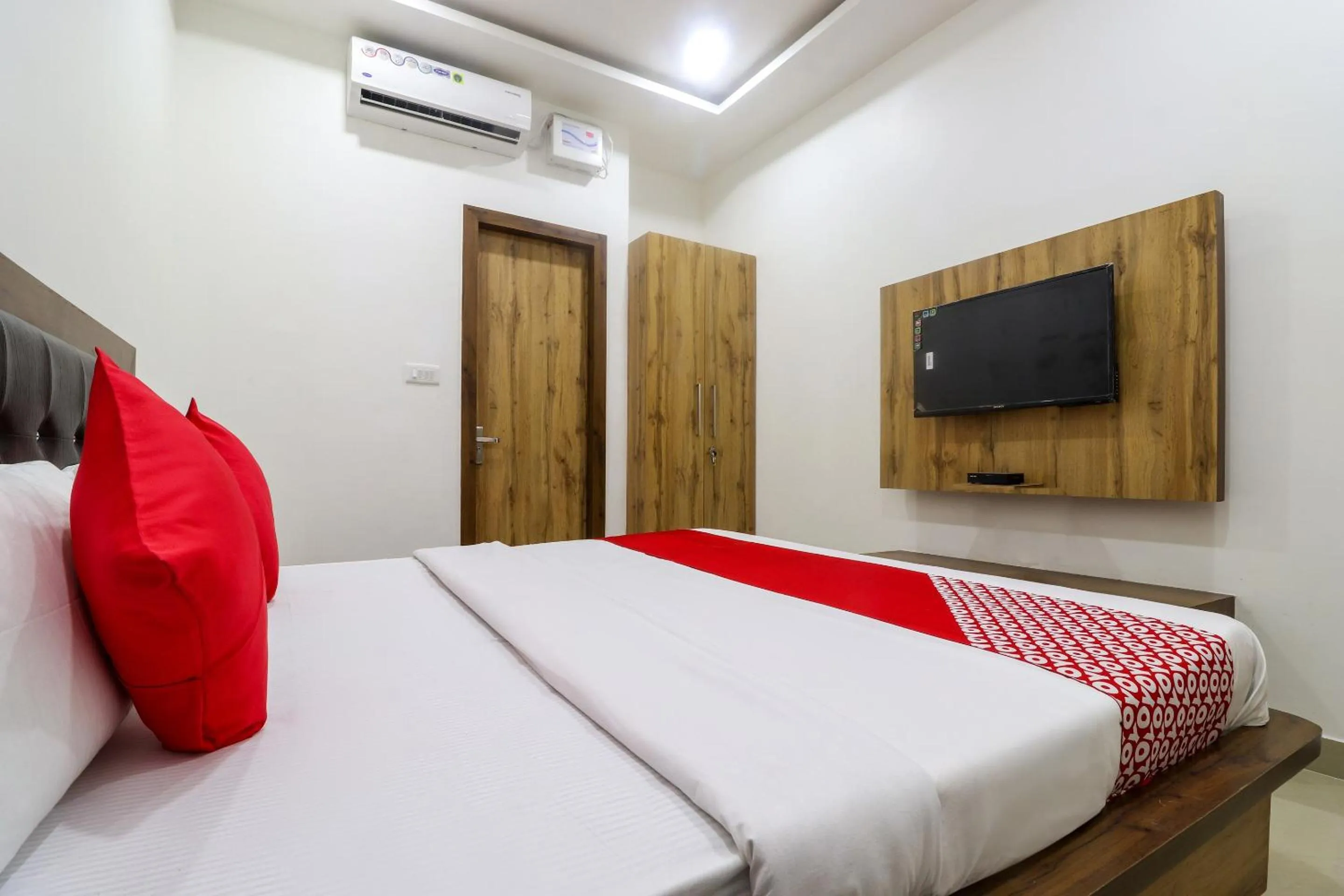 Bedroom in Hotel O Vrindravan Inn