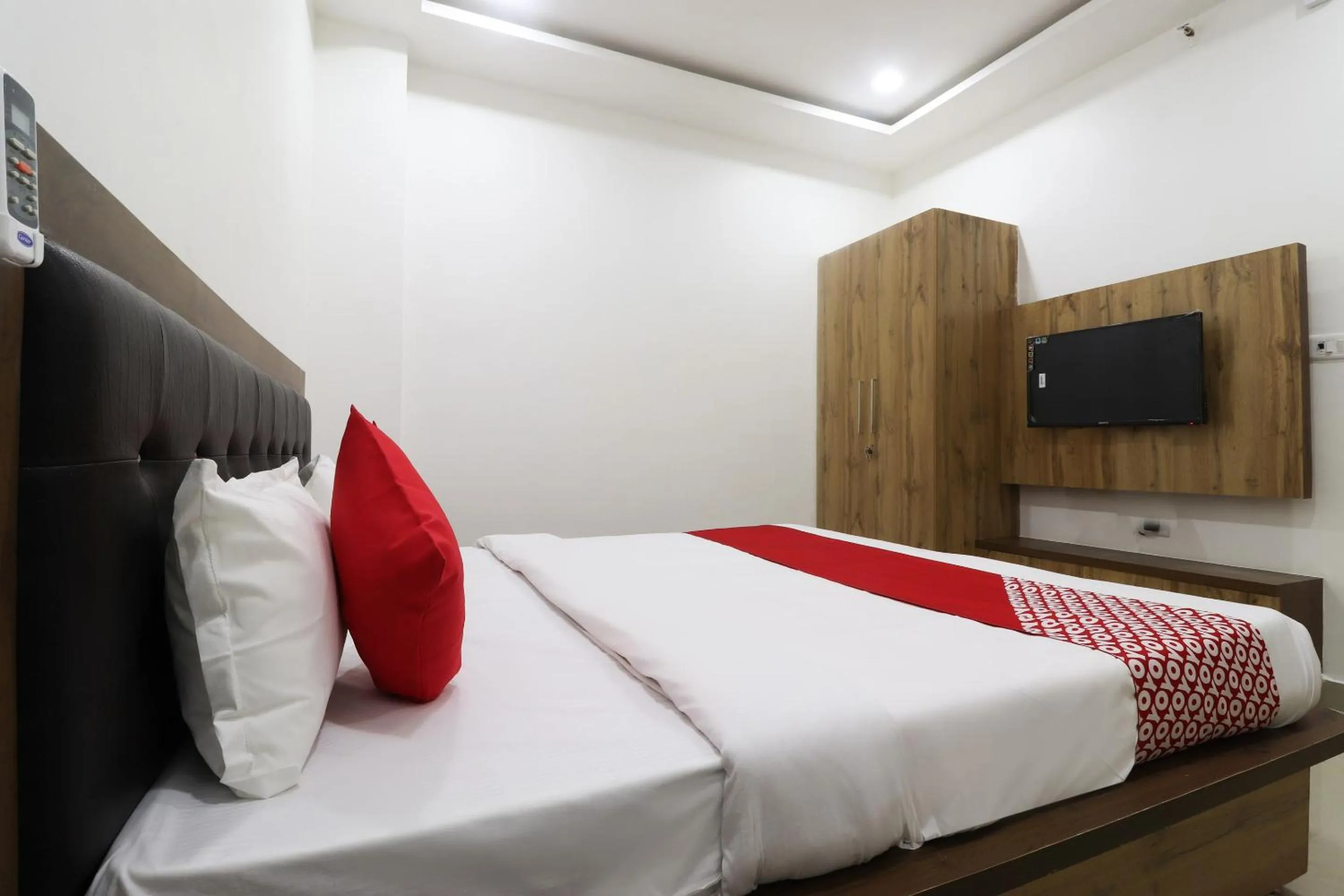 Bedroom in Hotel O Vrindravan Inn