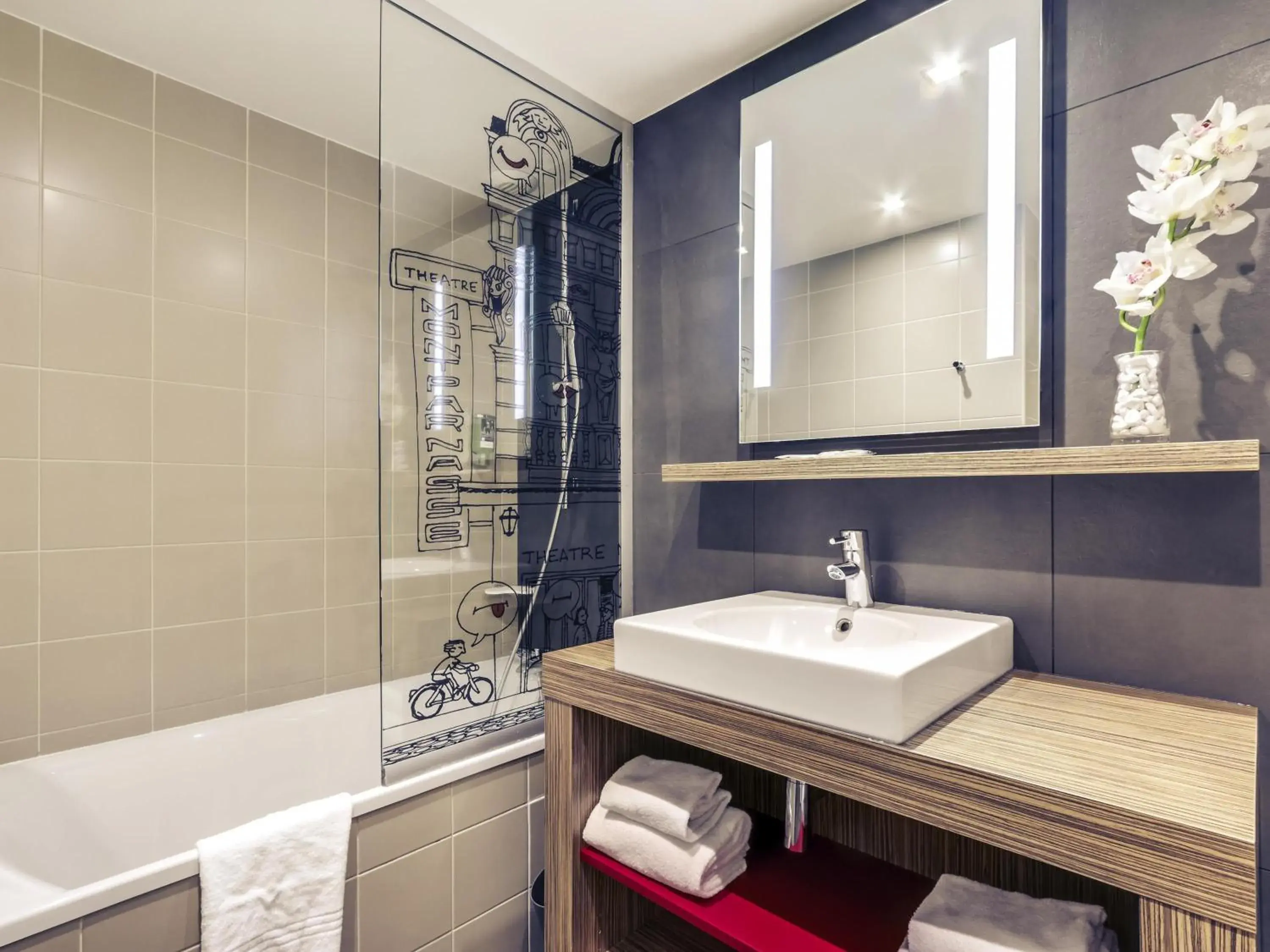 Premium Junior Suite with One Double Bed and One Double Sofa in Hôtel Mercure Paris Centre Gare Montparnasse Premium Junior Suite with One Double Bed and One Double Sofa in Hôtel Mercure Paris Centre Gare Montparnasse