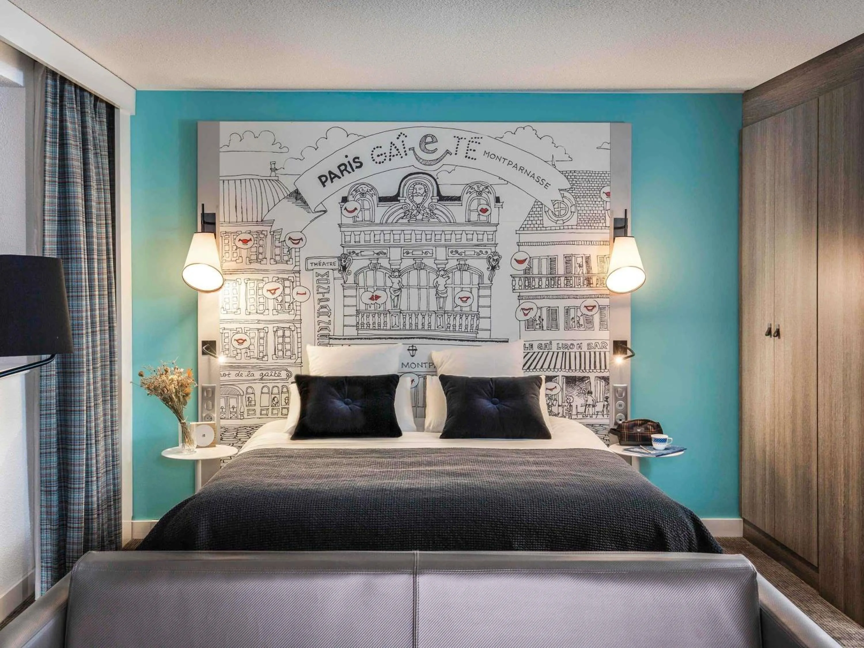 Photo of the whole room, Bed in Hôtel Mercure Paris Centre Gare Montparnasse