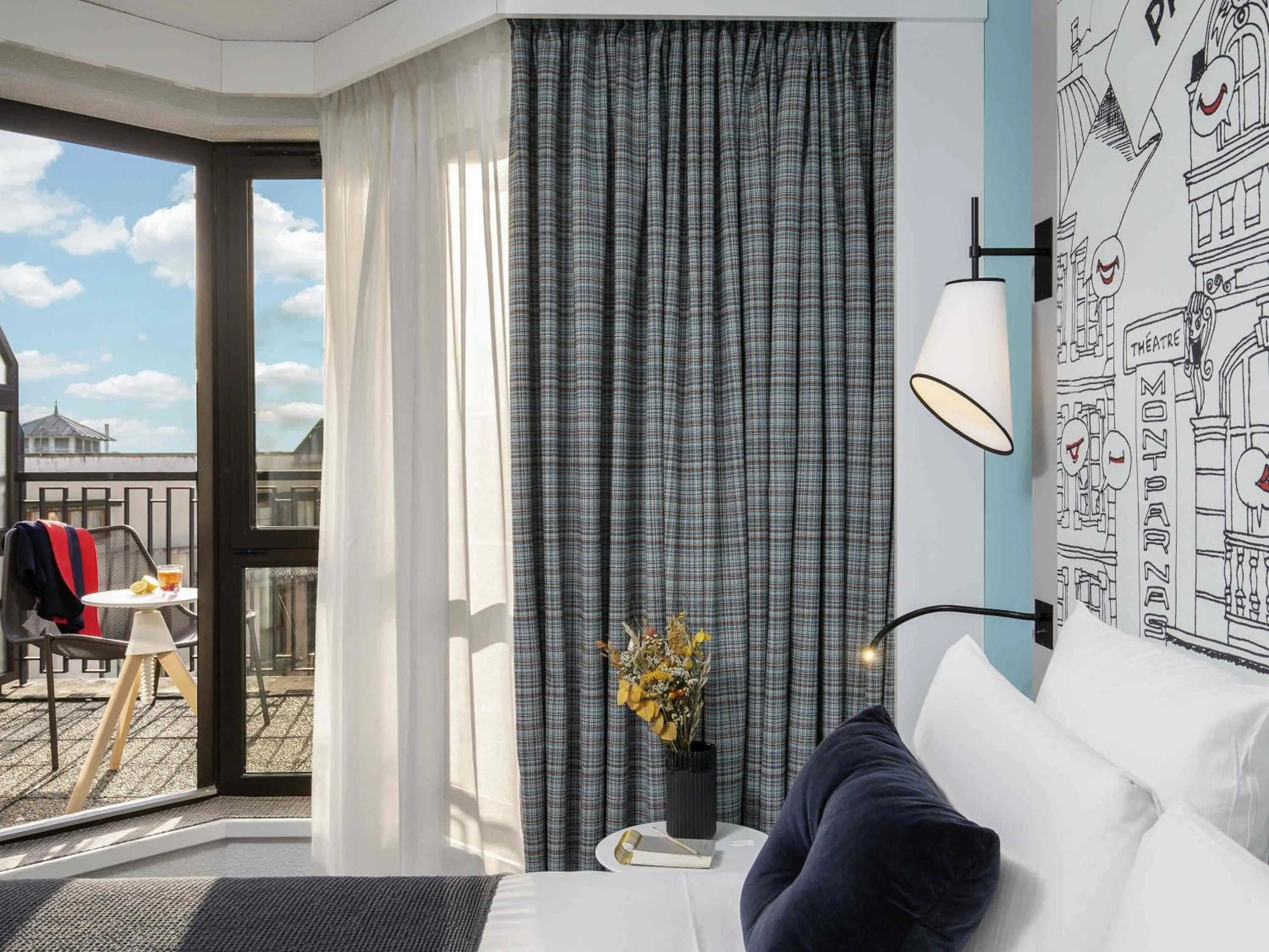 Bedroom in Hôtel Mercure Paris Centre Gare Montparnasse