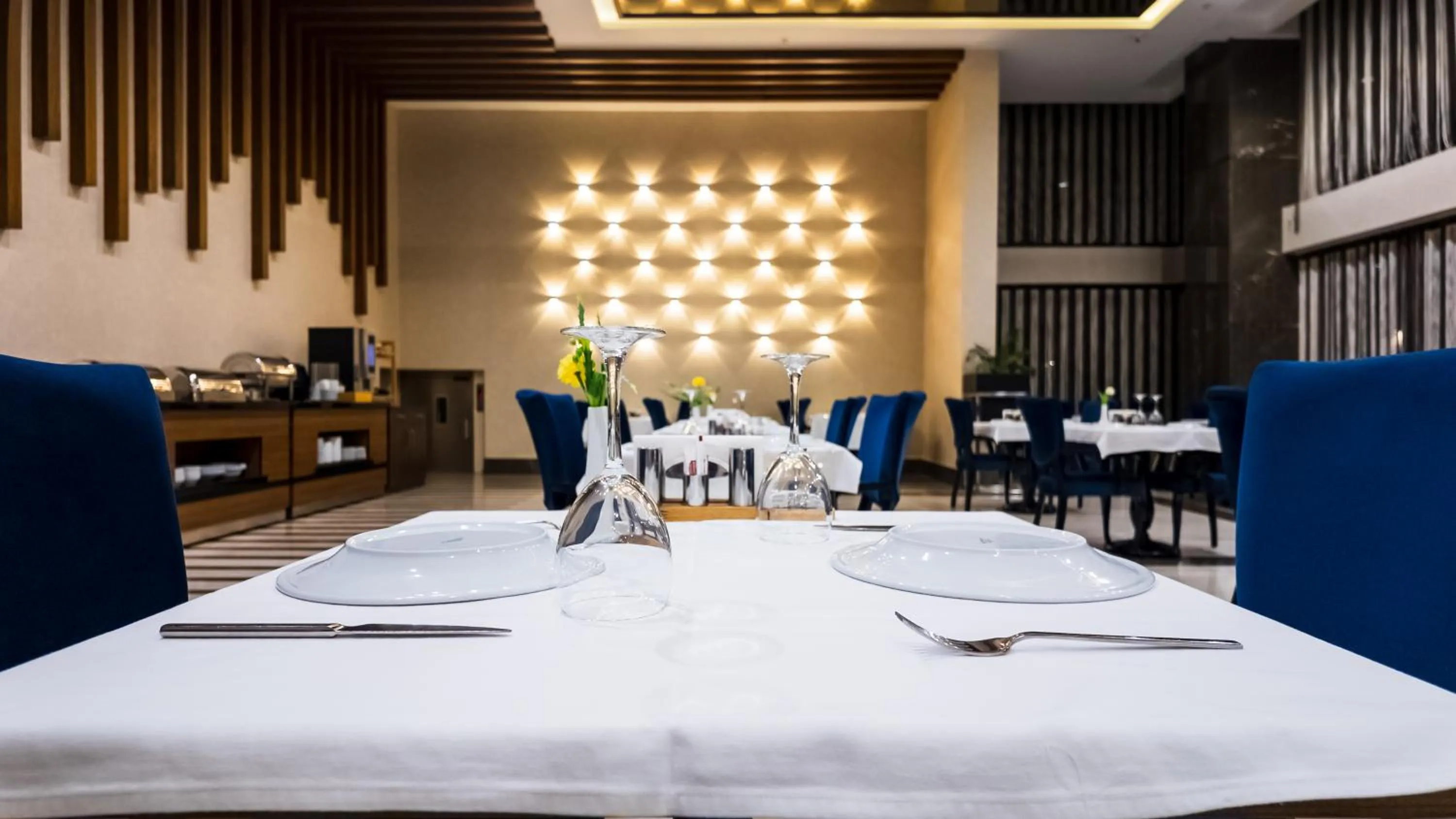 Restaurant/places to eat in ANGEL'S PARK HOTEL