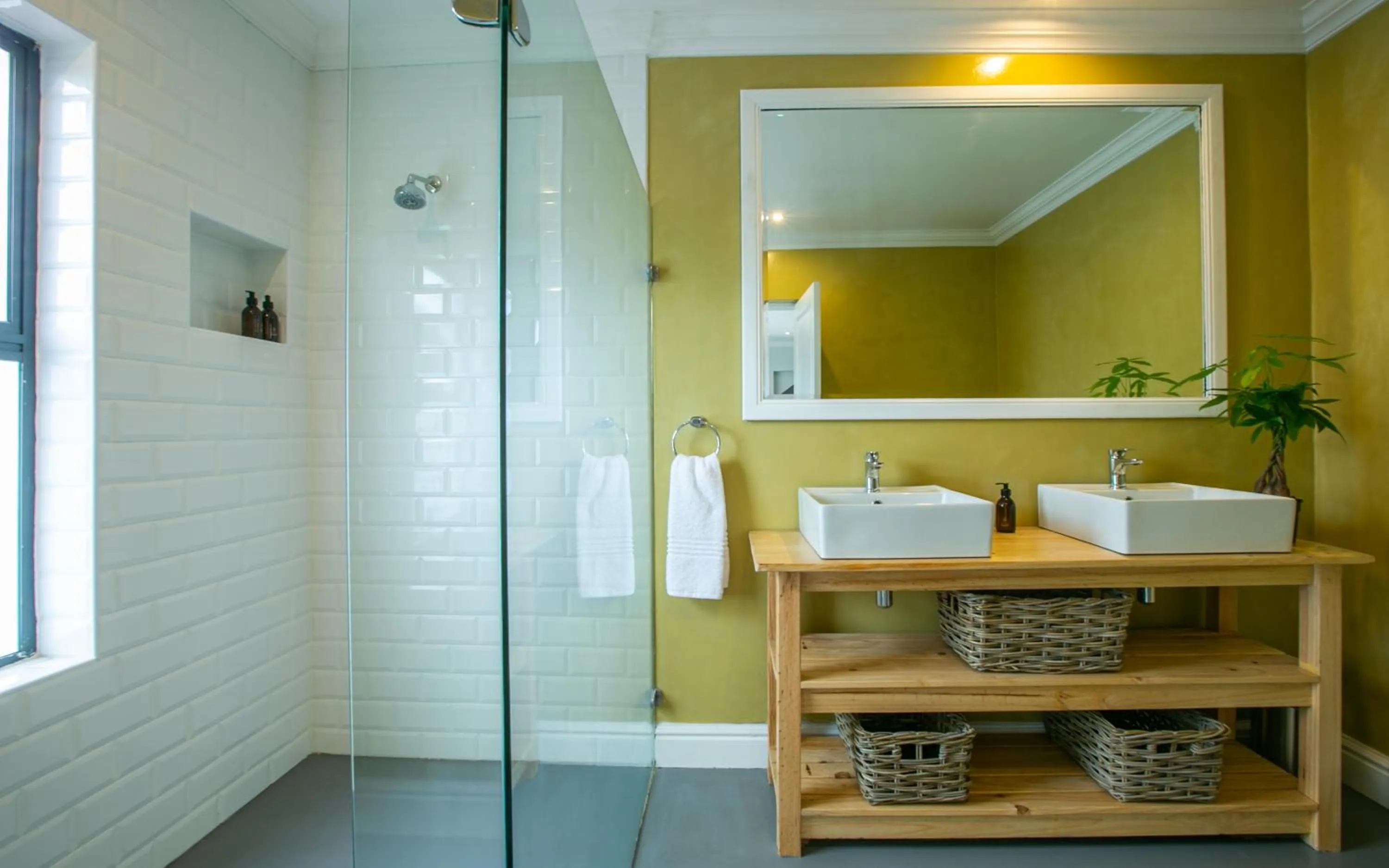 Shower in Hout & About Guest House