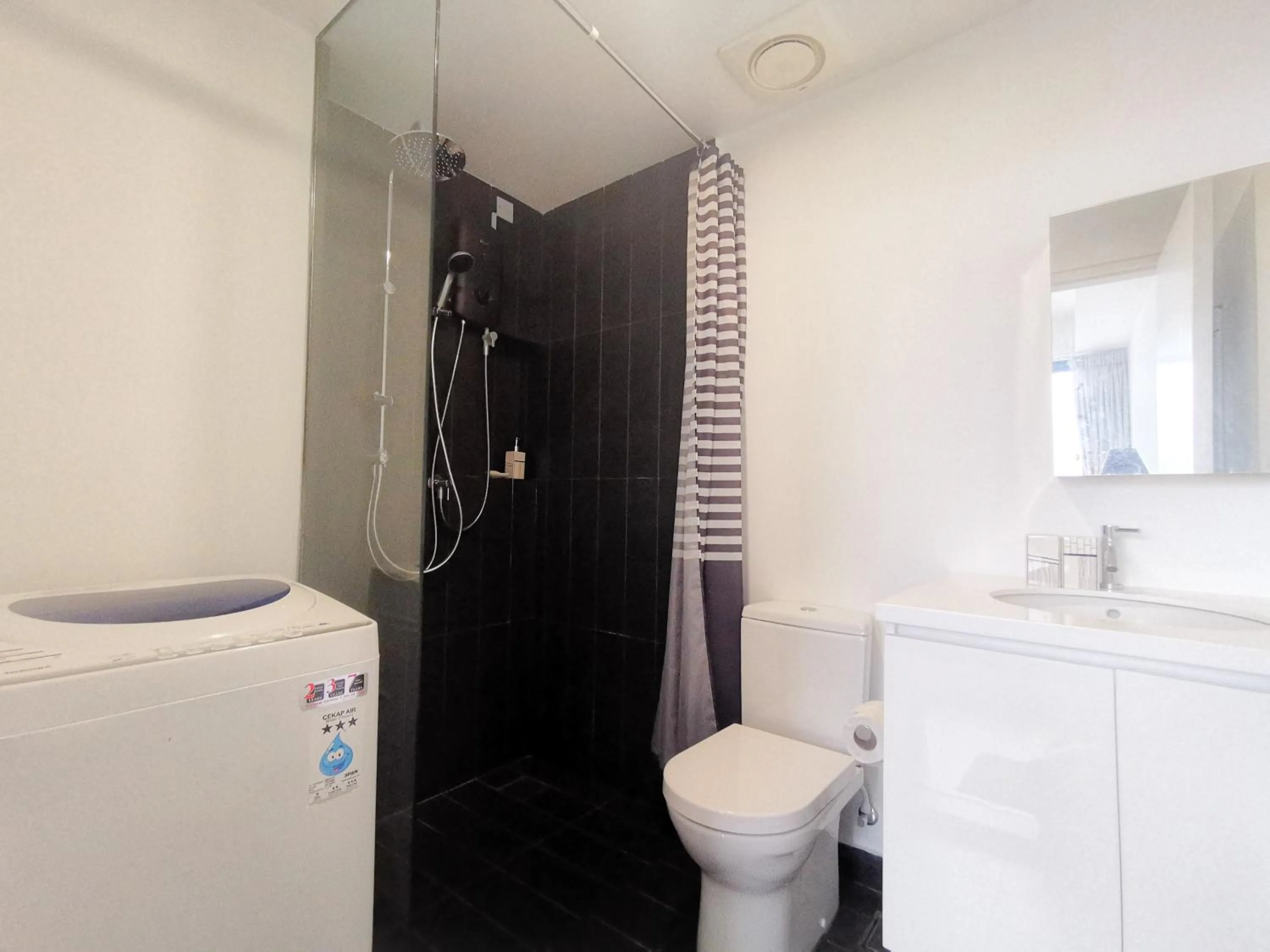 Shower in The Alder - The Hub SS2