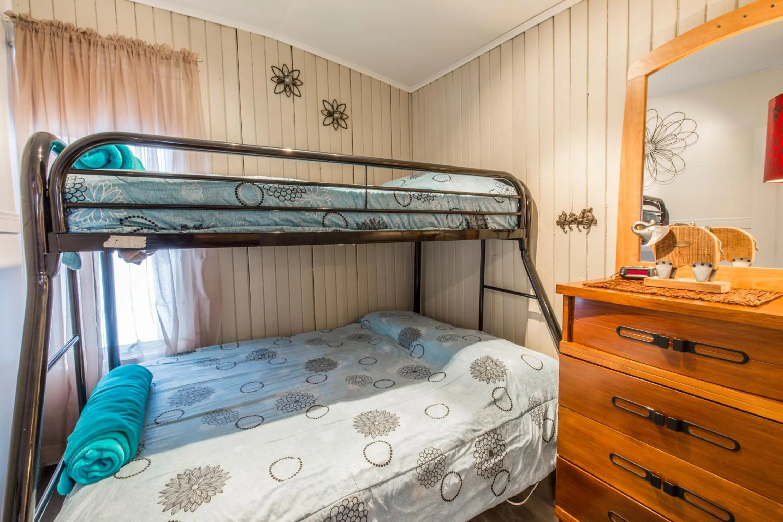Bedroom, Bed in Le Chalet Relax du Lac St-Tite