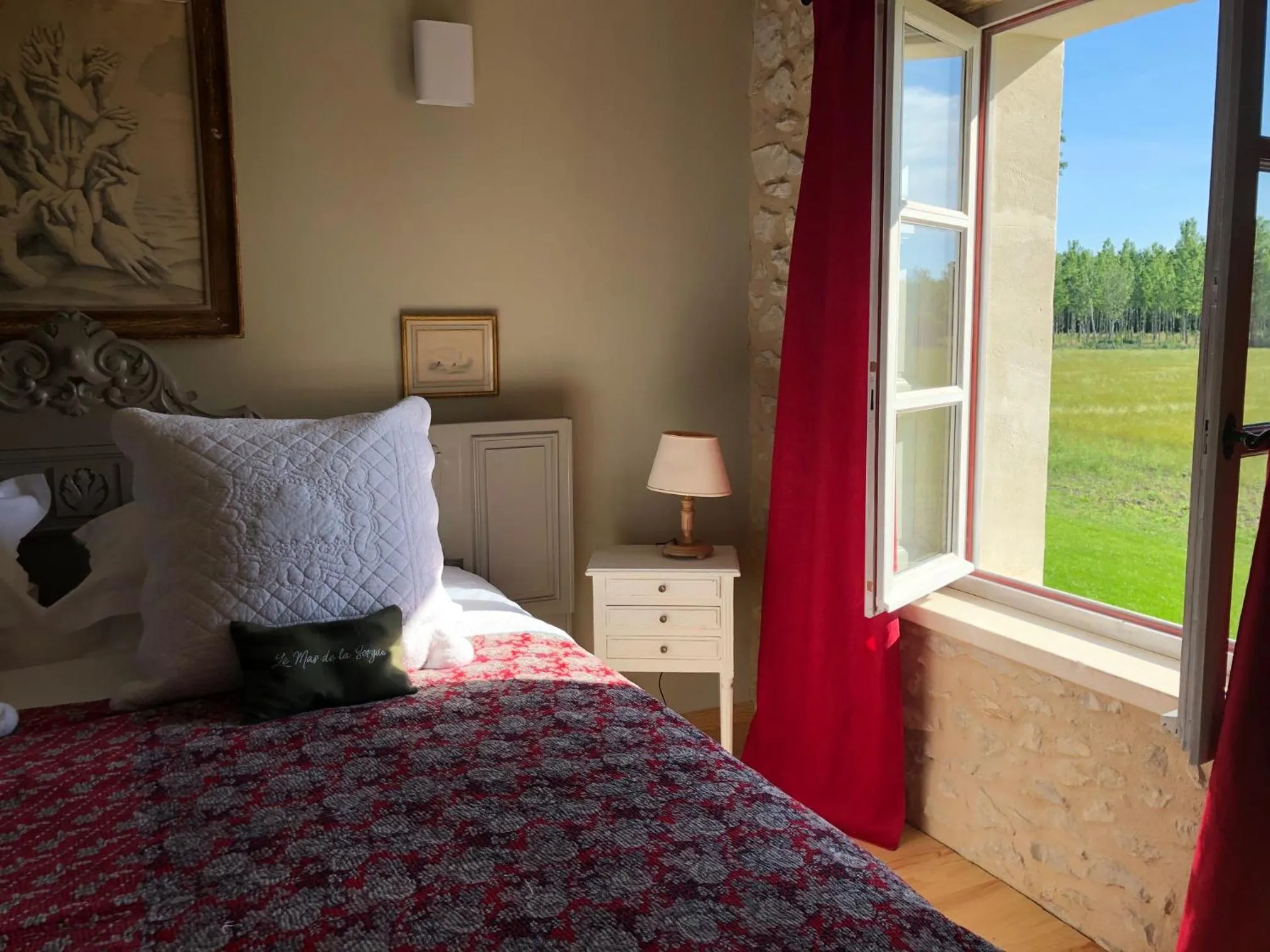 Bed in Le Mas de la Sorgue