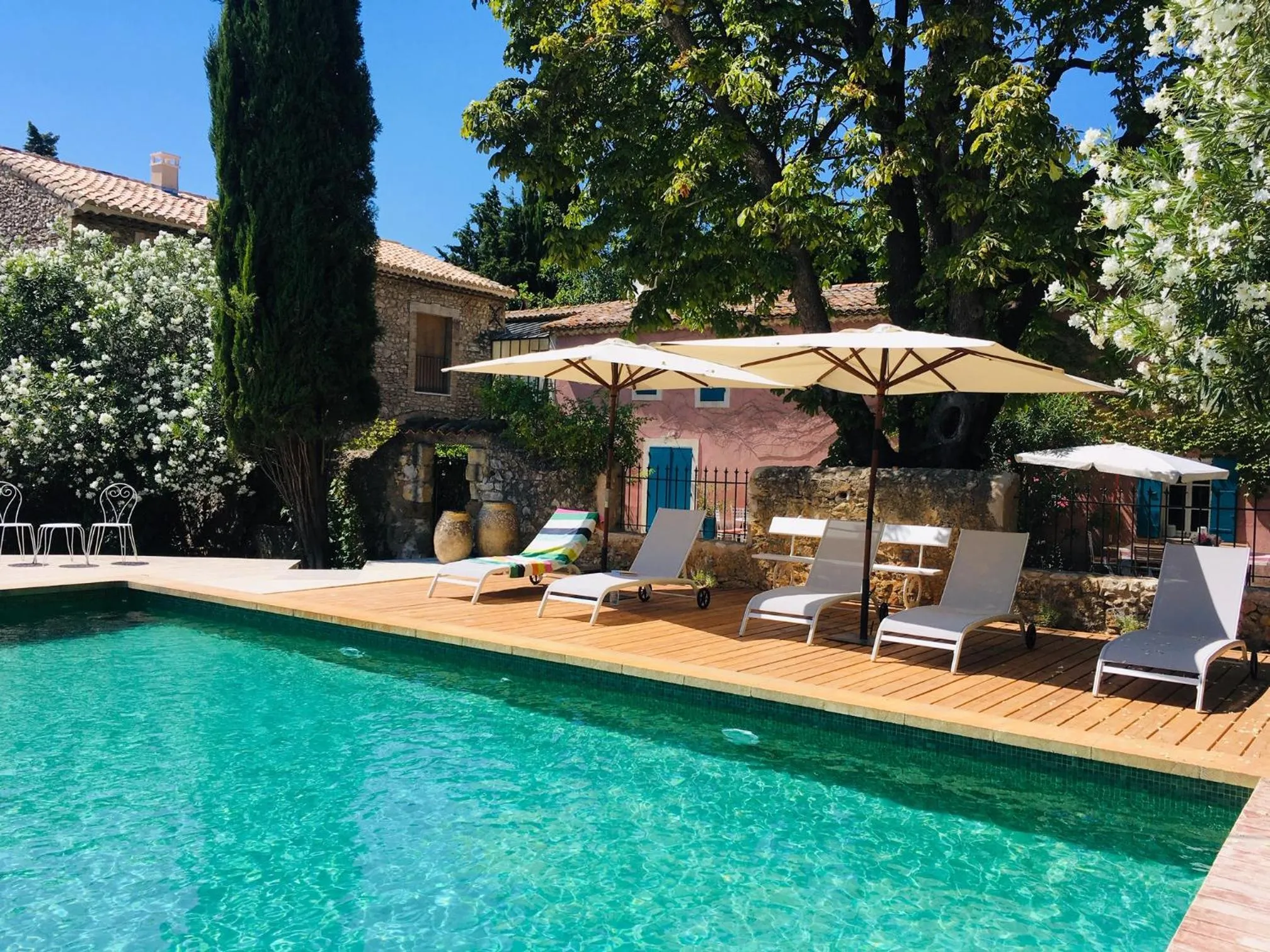 Property building in Le Mas de la Sorgue