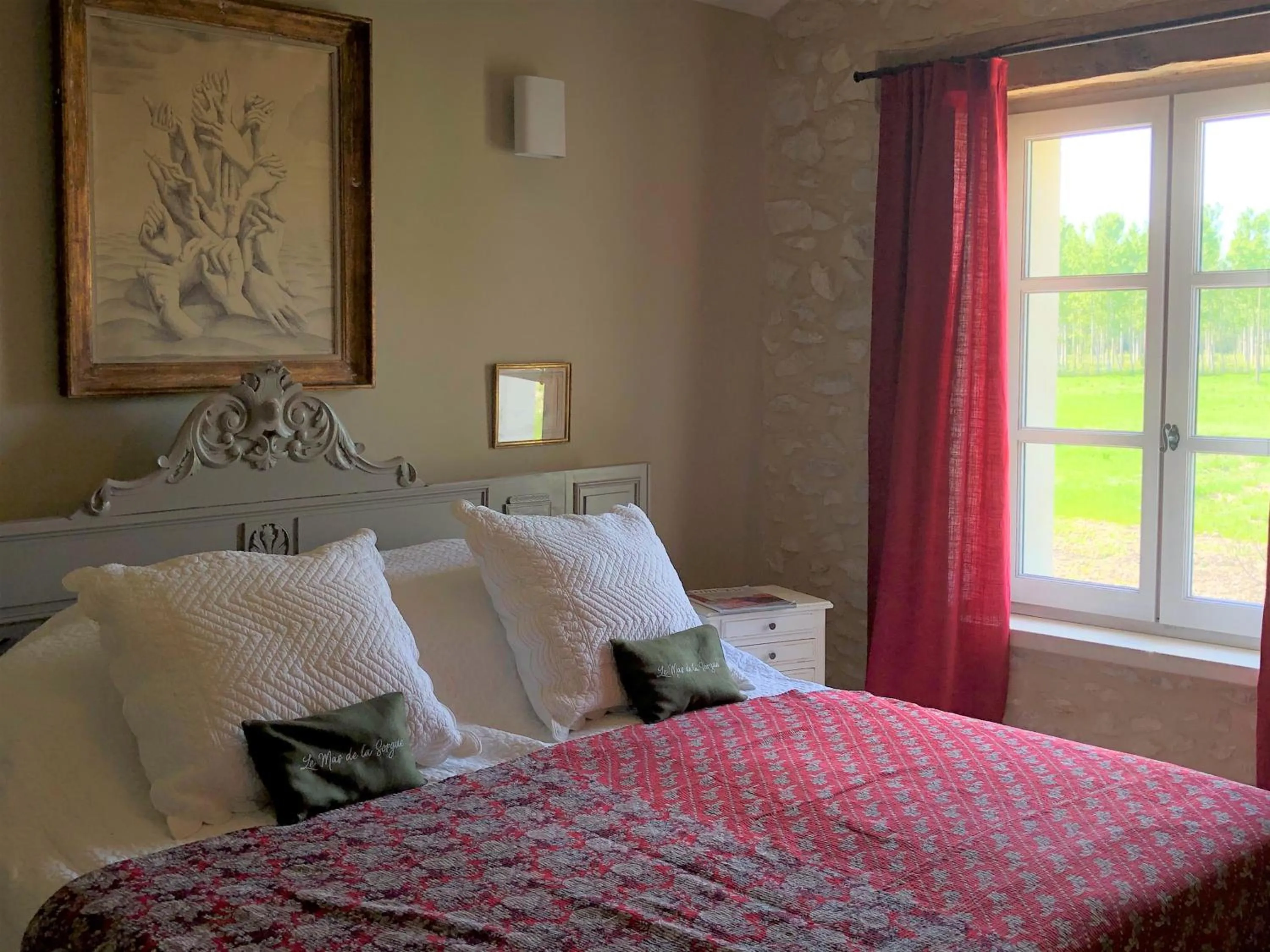 Photo of the whole room, Bed in Le Mas de la Sorgue