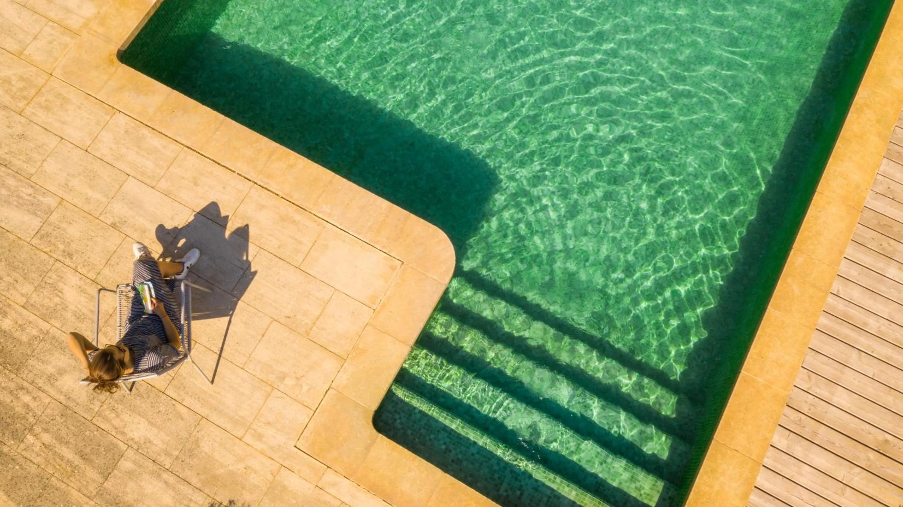 Pool view in Le Mas de la Sorgue