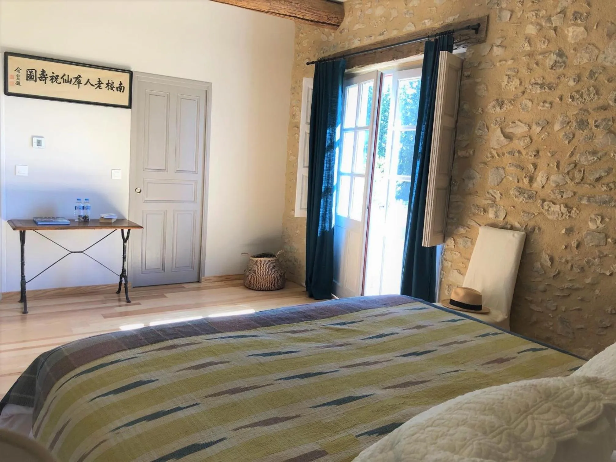 Photo of the whole room, Bed in Le Mas de la Sorgue