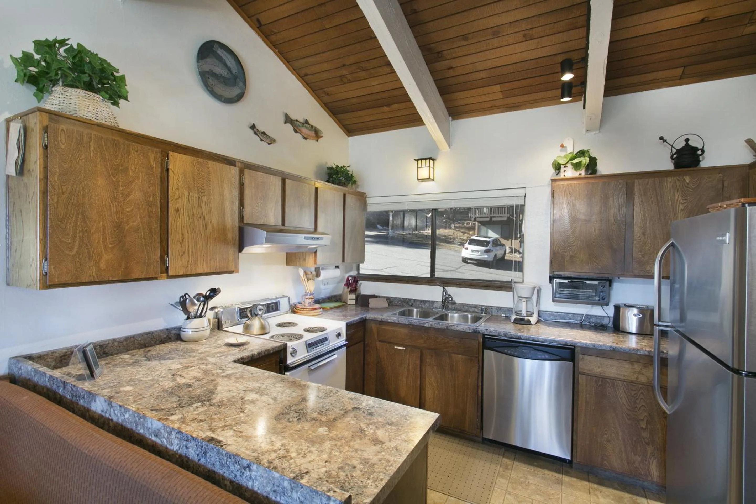 Kitchen or kitchenette in Mammoth Point by 101 Great Escapes