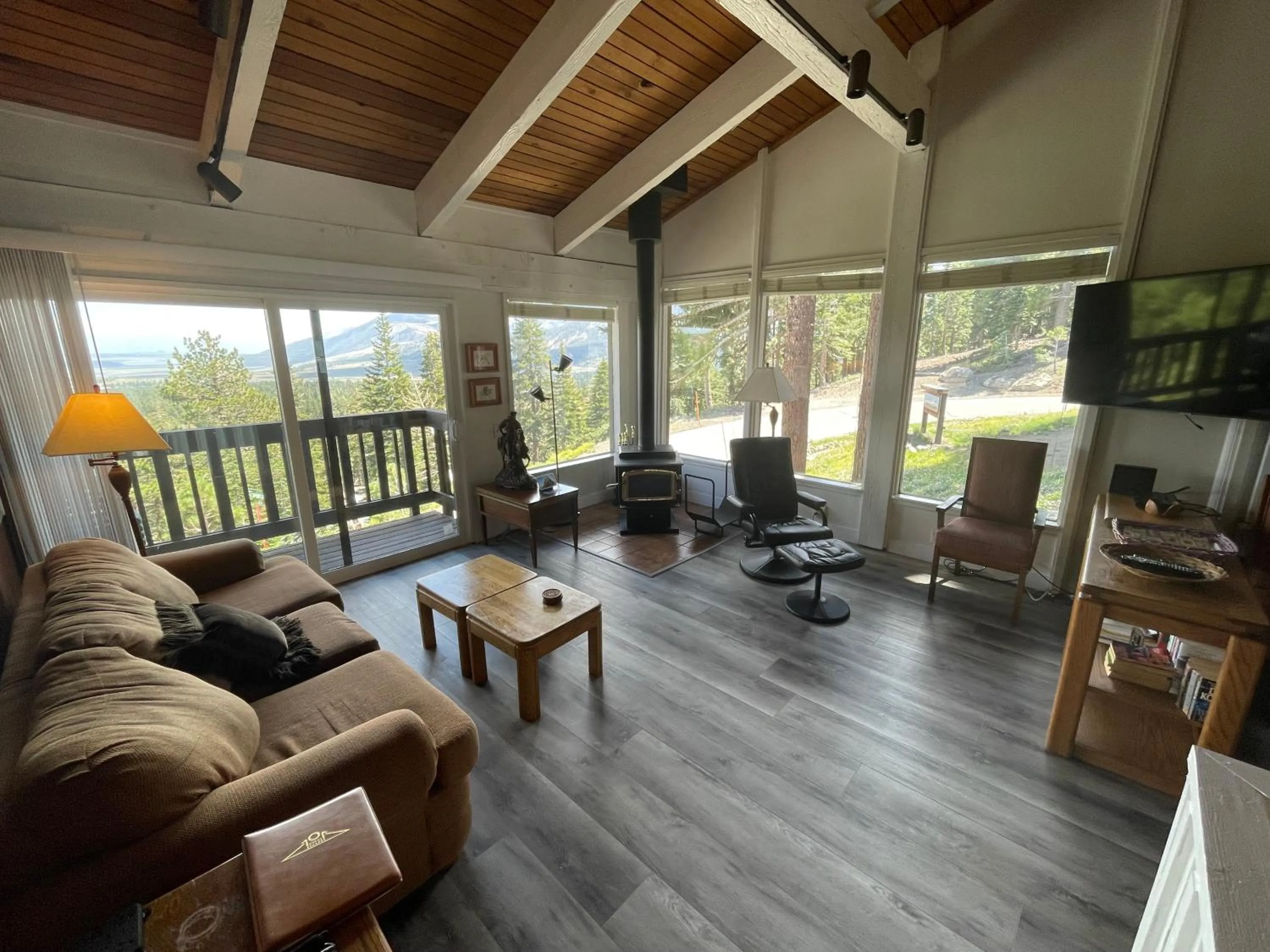Living room in Mammoth Point by 101 Great Escapes