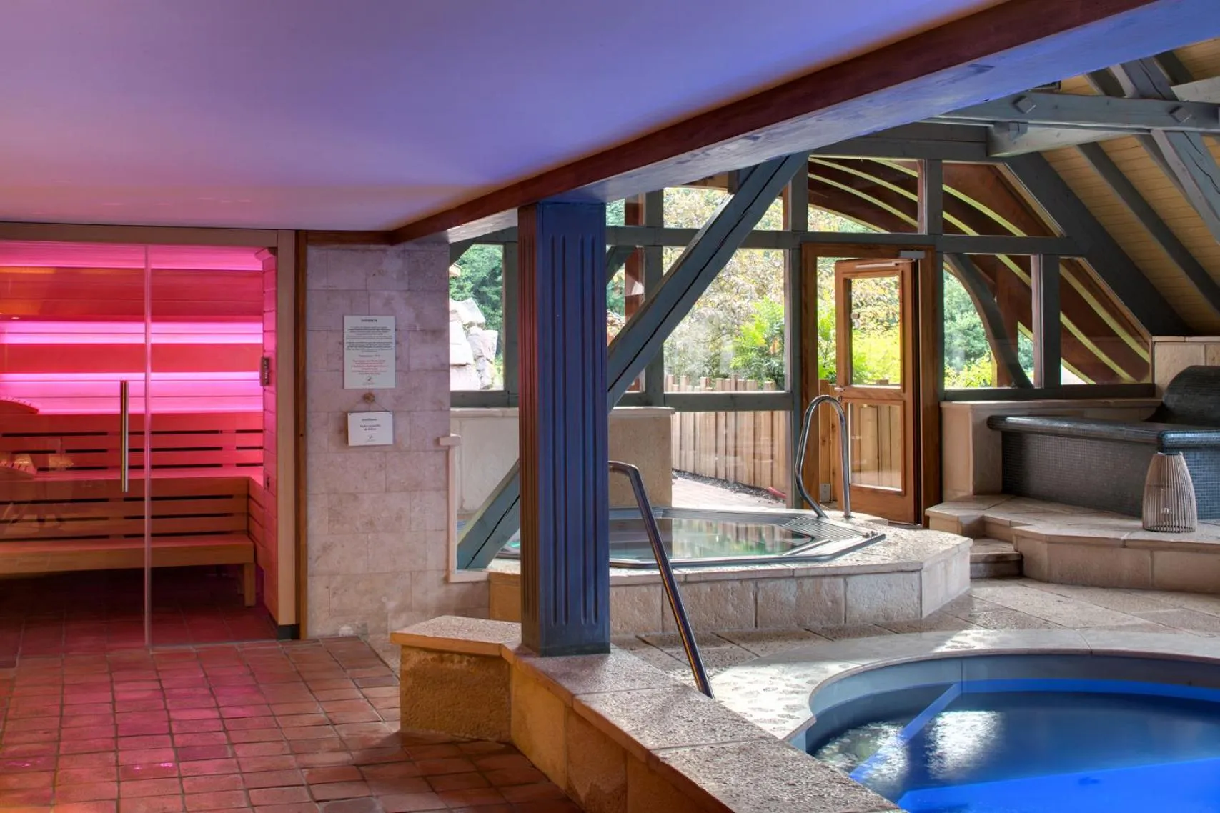 Swimming pool in LA CHENEAUDIÈRE - Hôtel Spa - Relais & Châteaux - Restaurant étoilé