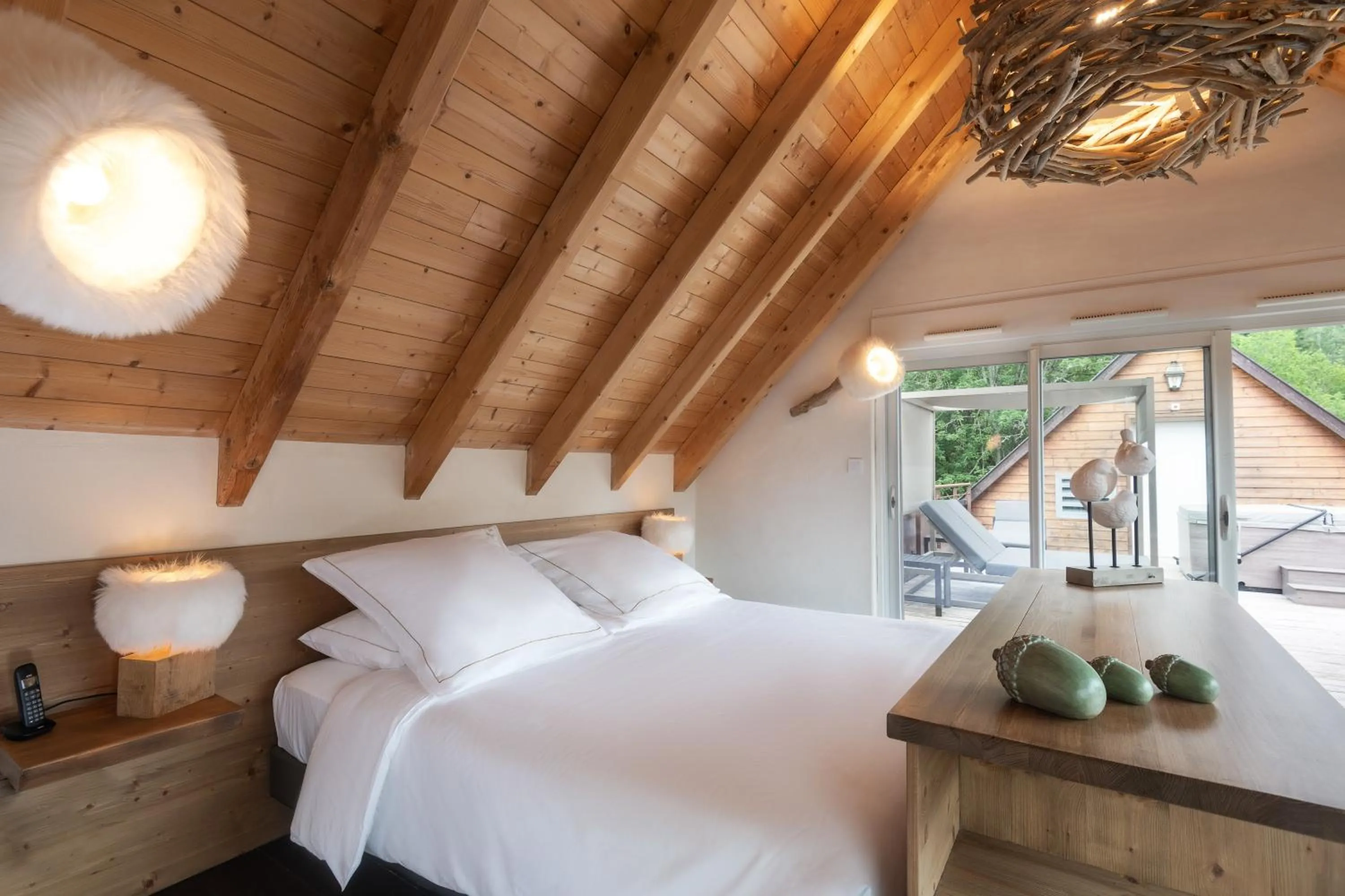 Bed in LA CHENEAUDIÈRE - Hôtel Spa - Relais & Châteaux - Restaurant étoilé