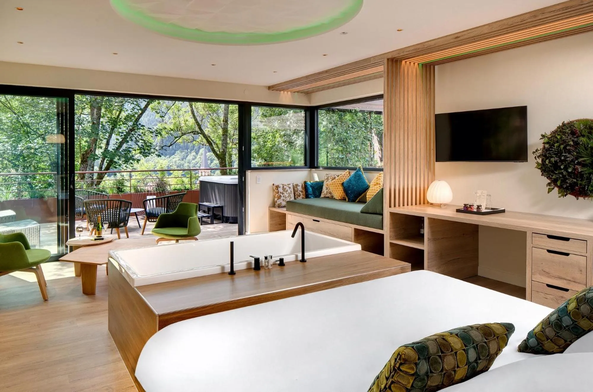 Bed in LA CHENEAUDIÈRE - Hôtel Spa - Relais & Châteaux - Restaurant étoilé