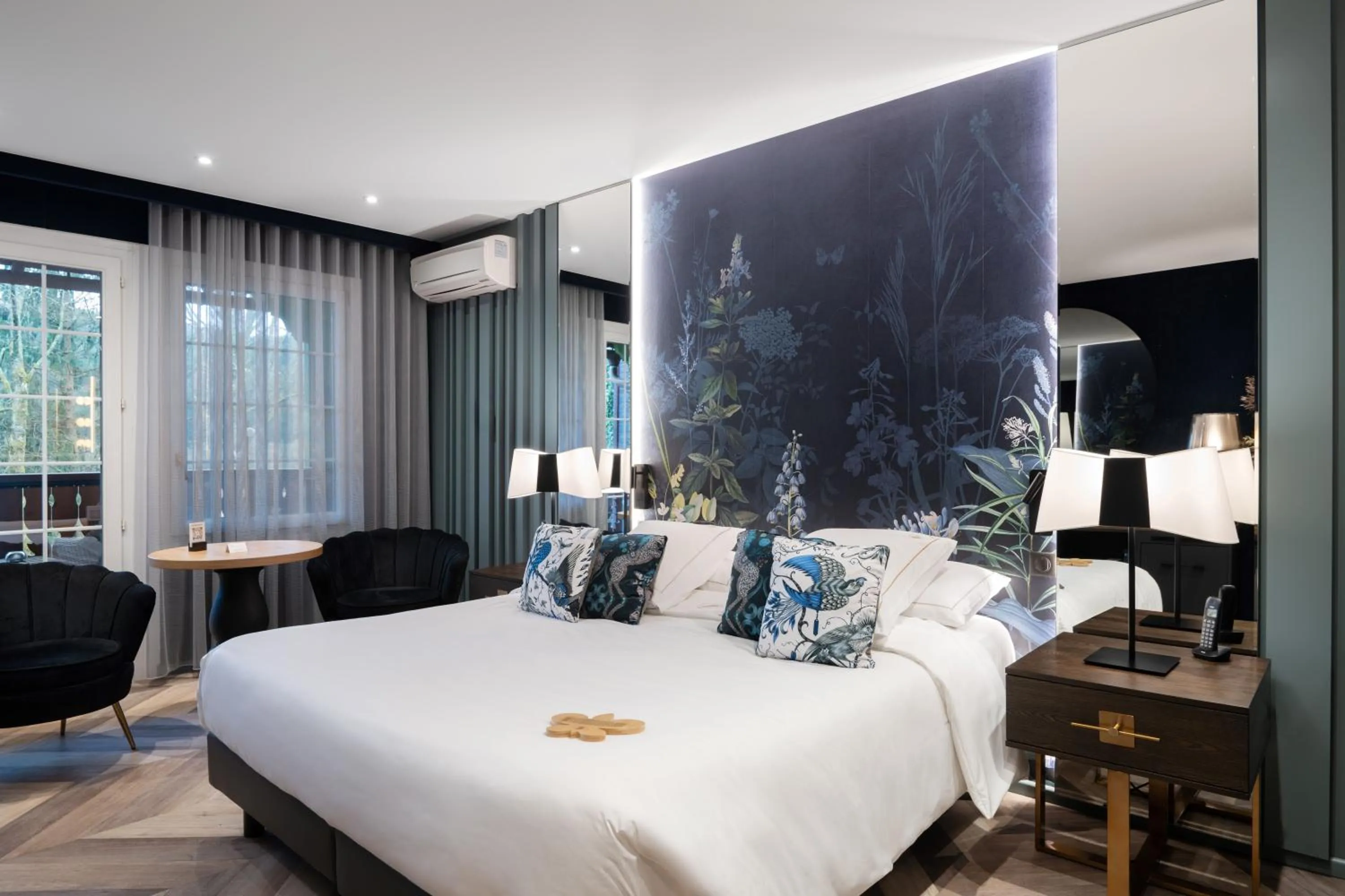 Bed in LA CHENEAUDIÈRE - Hôtel Spa - Relais & Châteaux - Restaurant étoilé