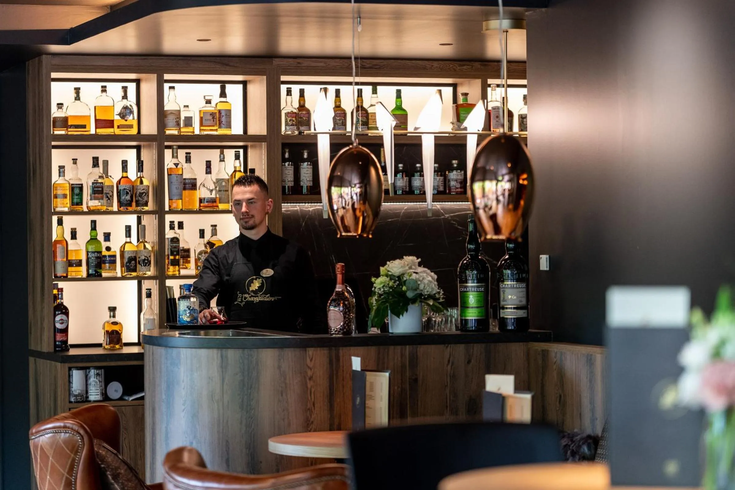 Lounge or bar in LA CHENEAUDIÈRE - Hôtel Spa - Relais & Châteaux - Restaurant étoilé