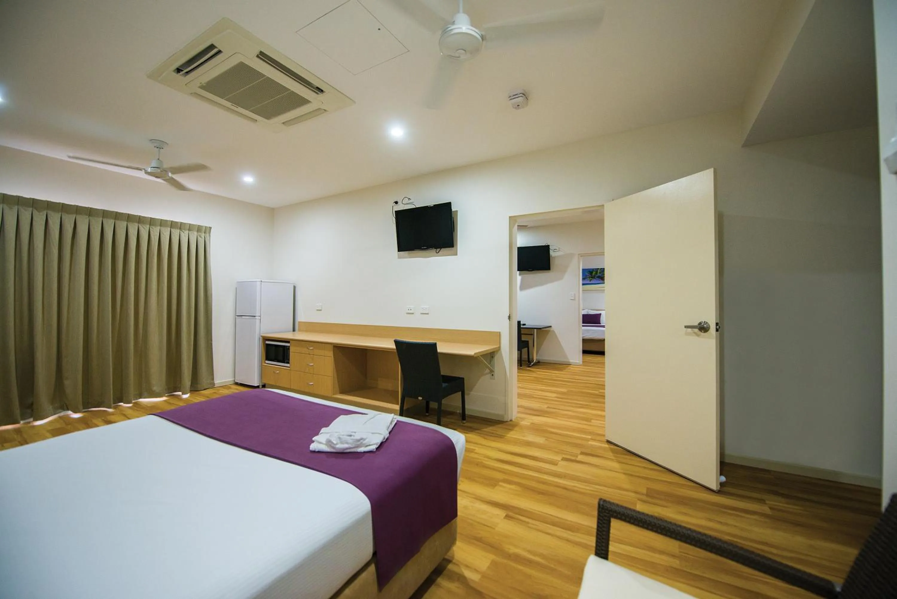 Kitchen or kitchenette, Bed in Club Tropical Resort Darwin