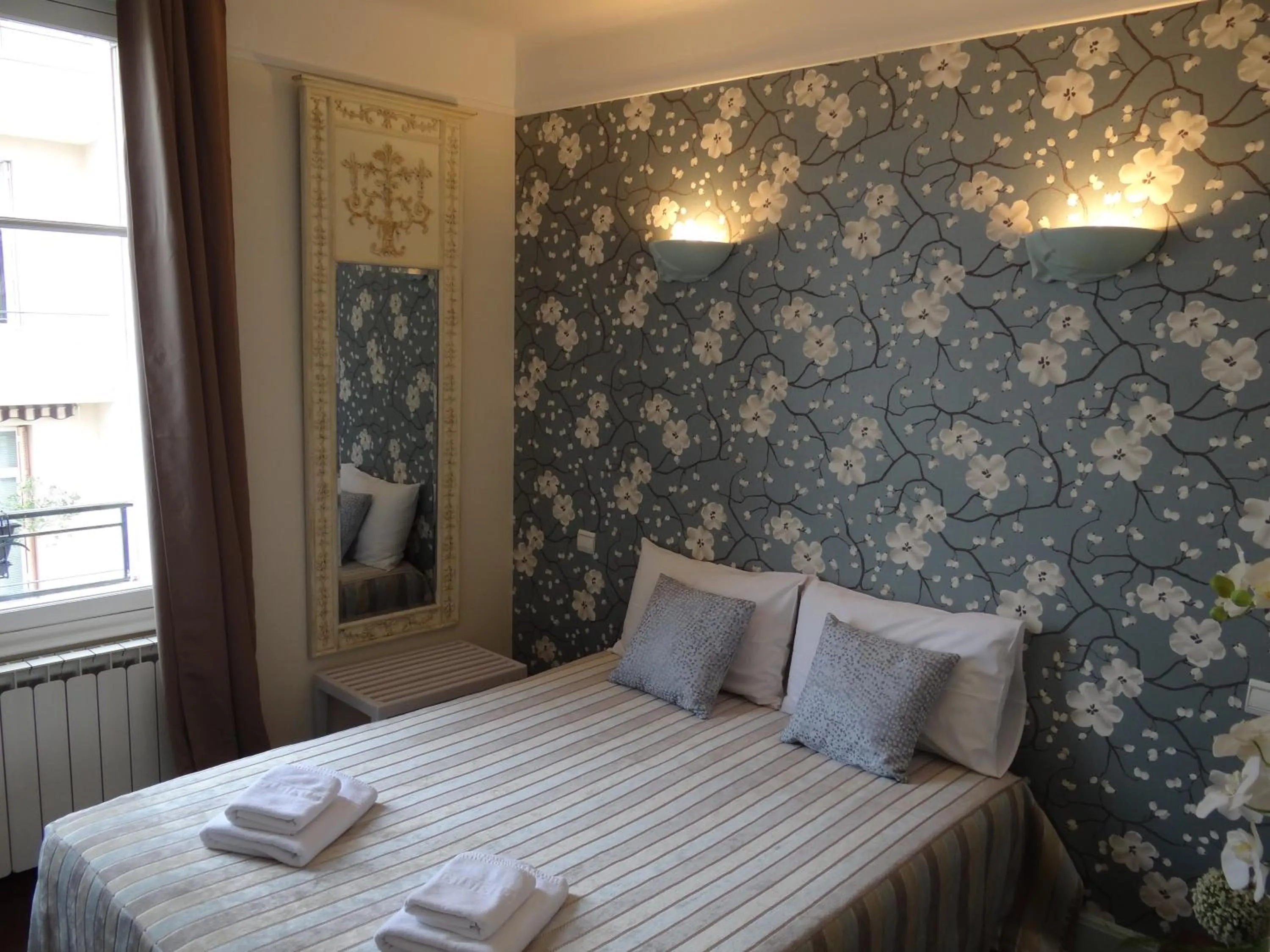 Bedroom, Bed in Hotel California