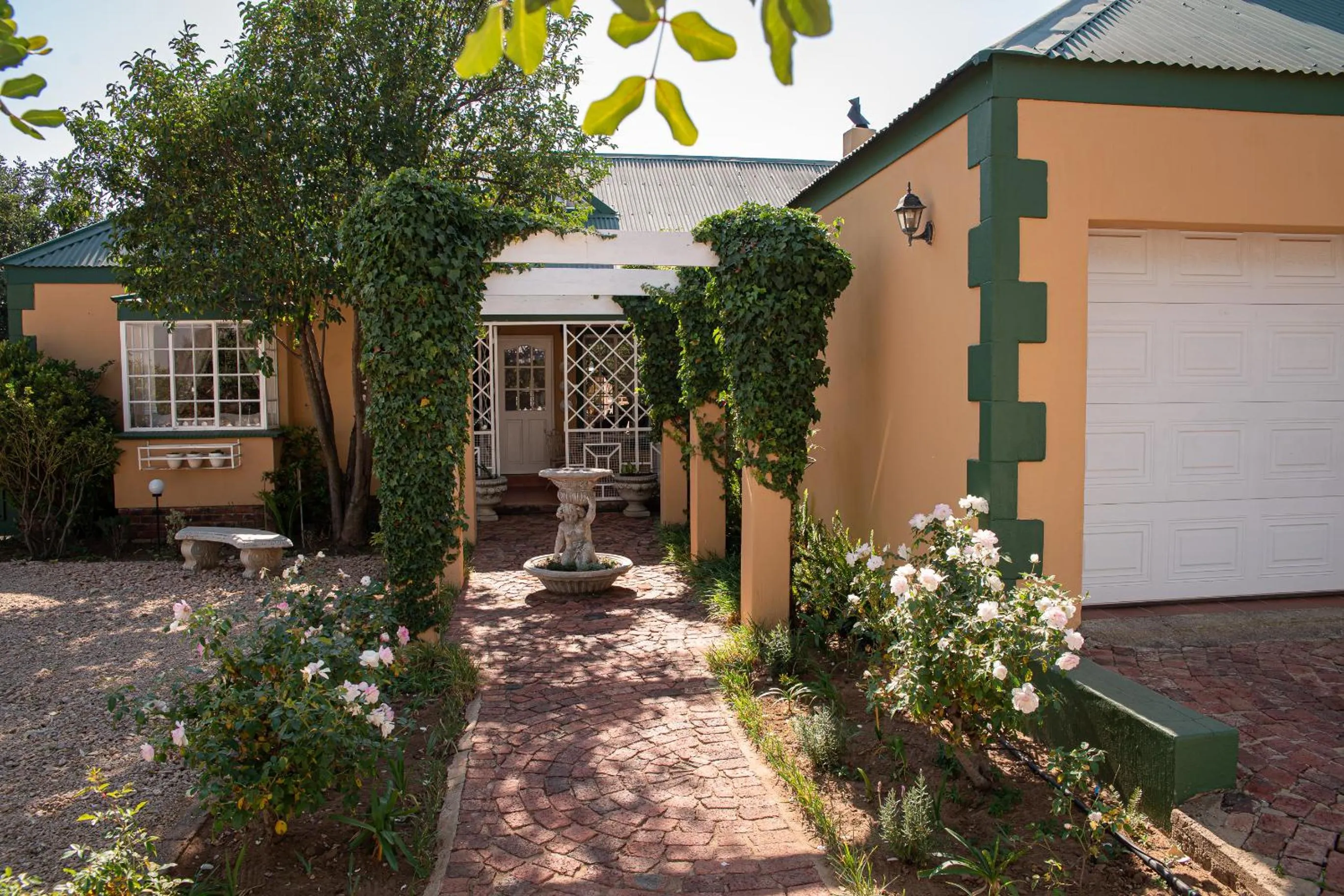 Facade/entrance in Roses and Pebbles B & B Guest House