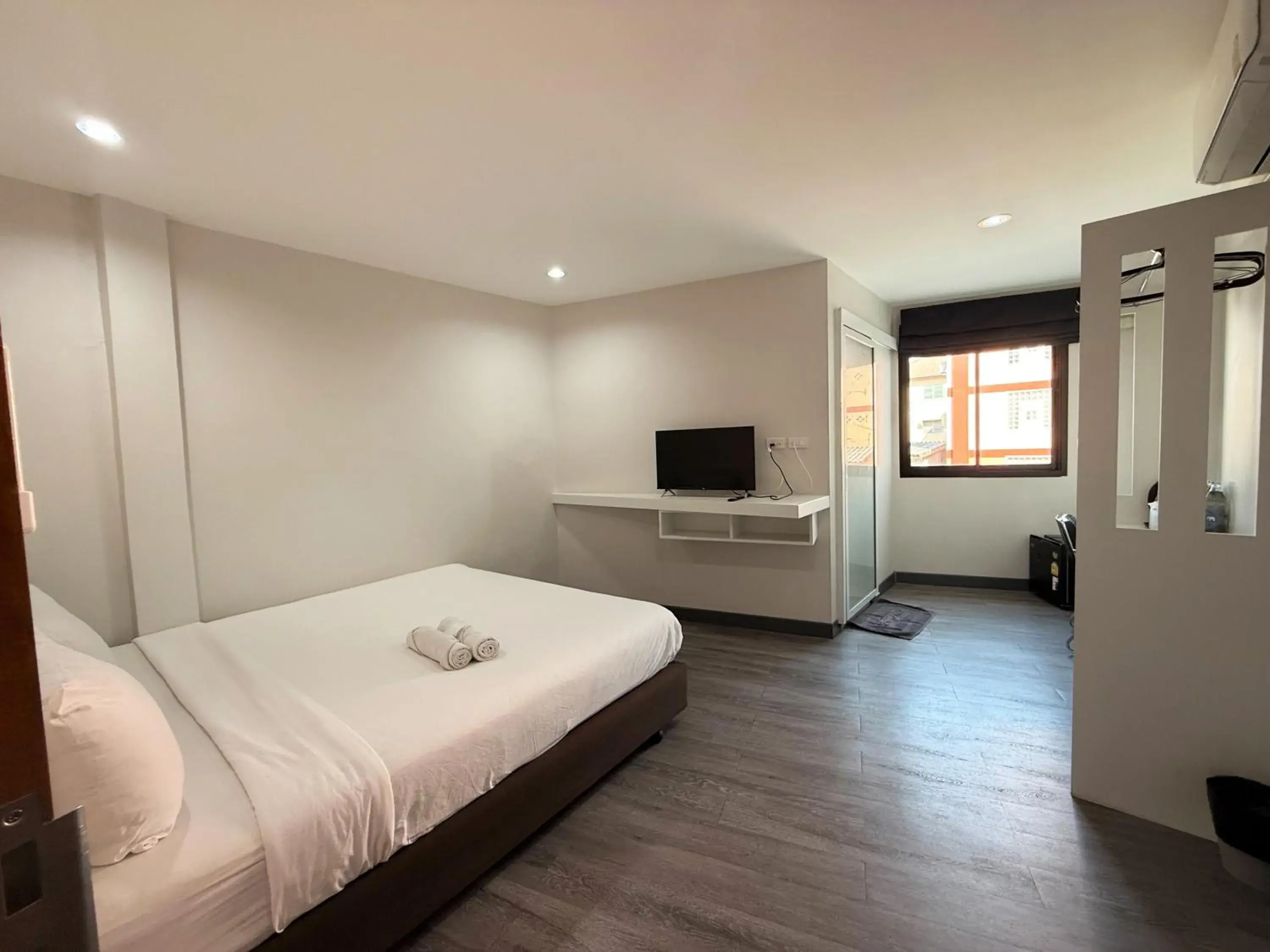 Deluxe Double Room - single occupancy in Ma Non Nont Hotel & Apartment Deluxe Double Room - single occupancy in Ma Non Nont Hotel & Apartment