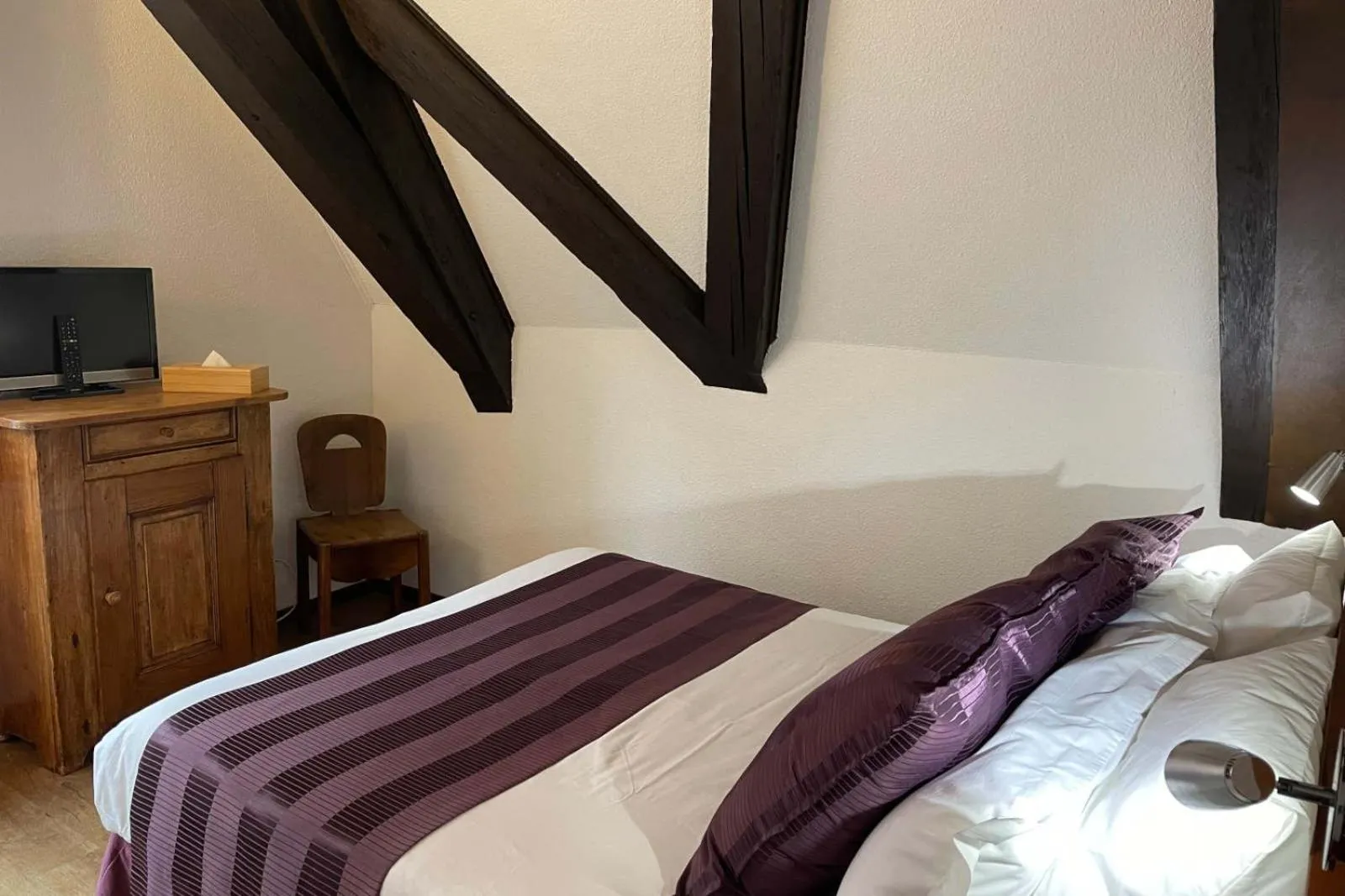 Bedroom, Bed in Hôtel De La Couronne