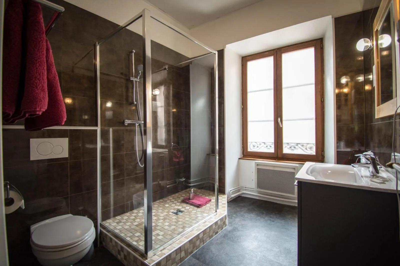 Shower in Hôtel De La Couronne
